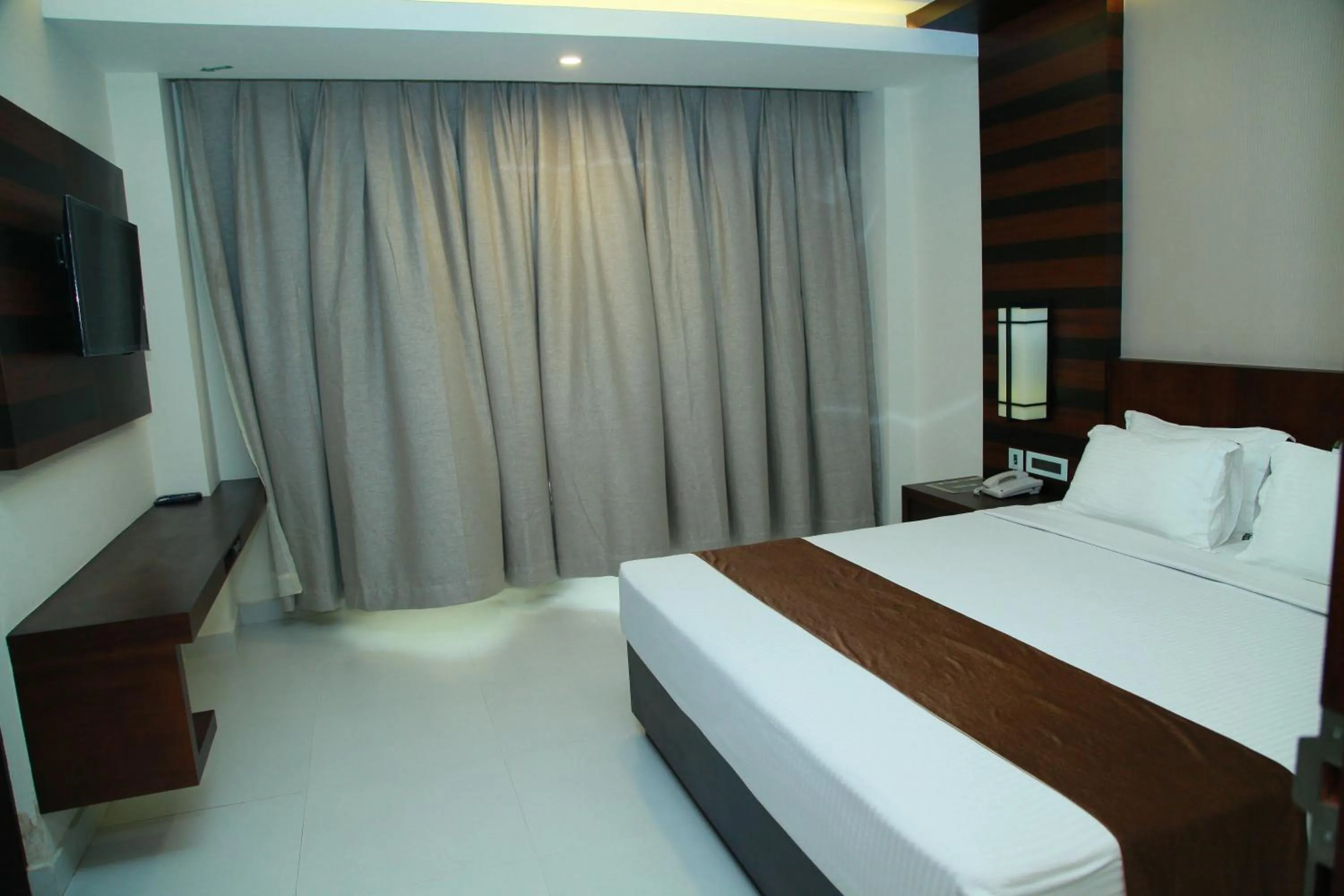 Bedroom, Bed in Vavas Inn & Suites