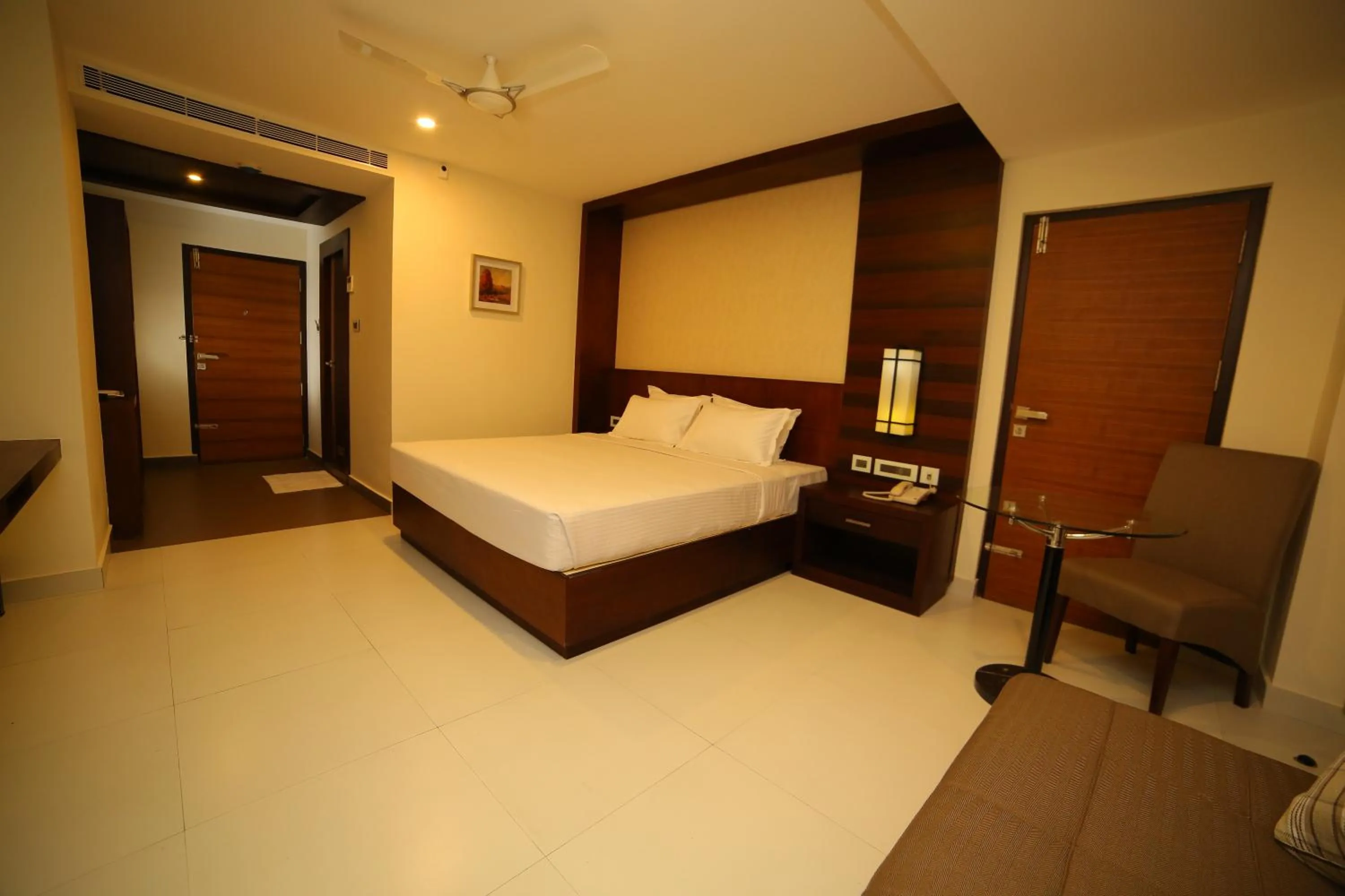 Bedroom, Bed in Vavas Inn & Suites