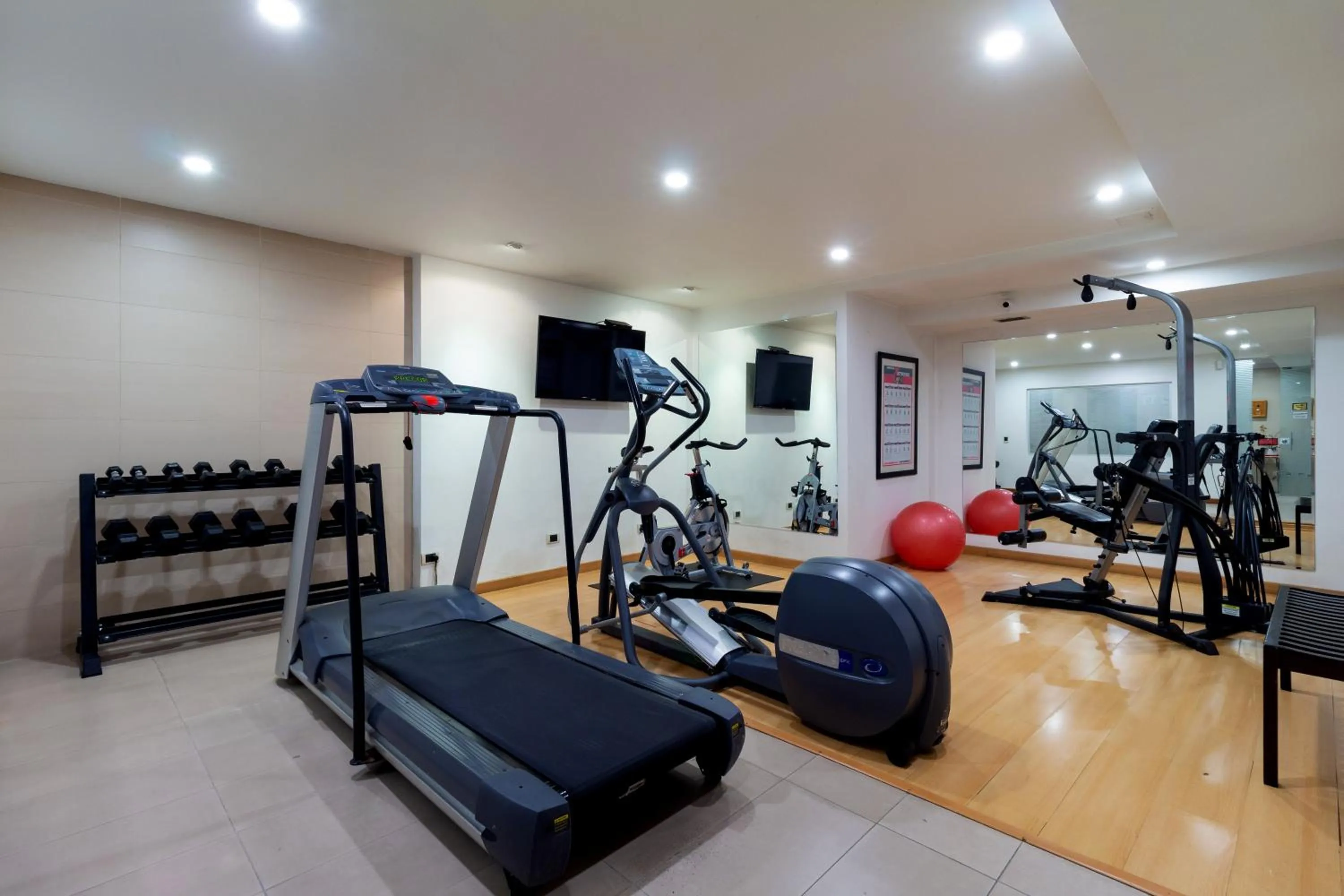 Fitness centre/facilities in Hotel Madisson Inn Luxury By GEH Suites