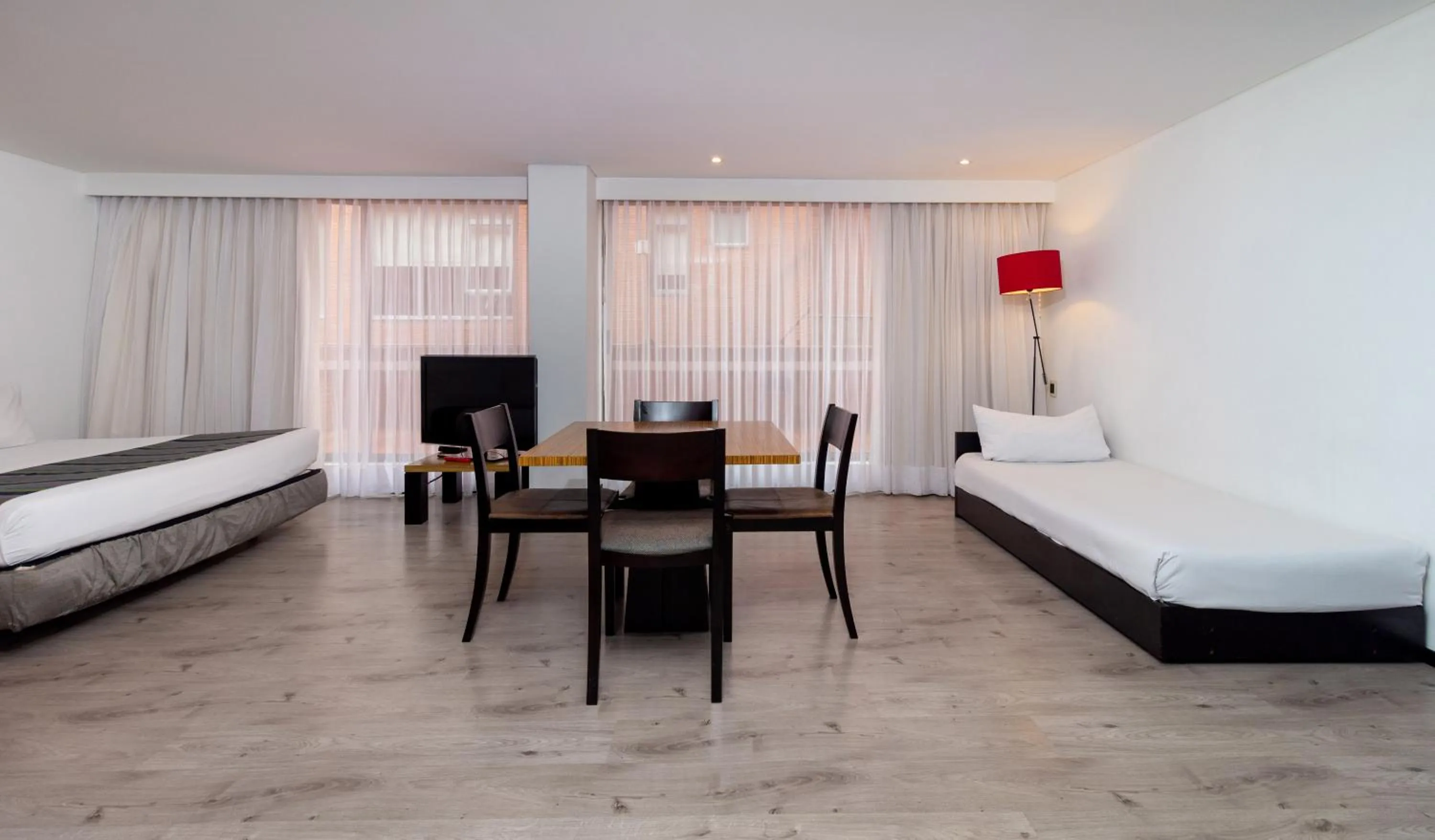 Living room, Bed in Hotel Madisson Inn Luxury By GEH Suites