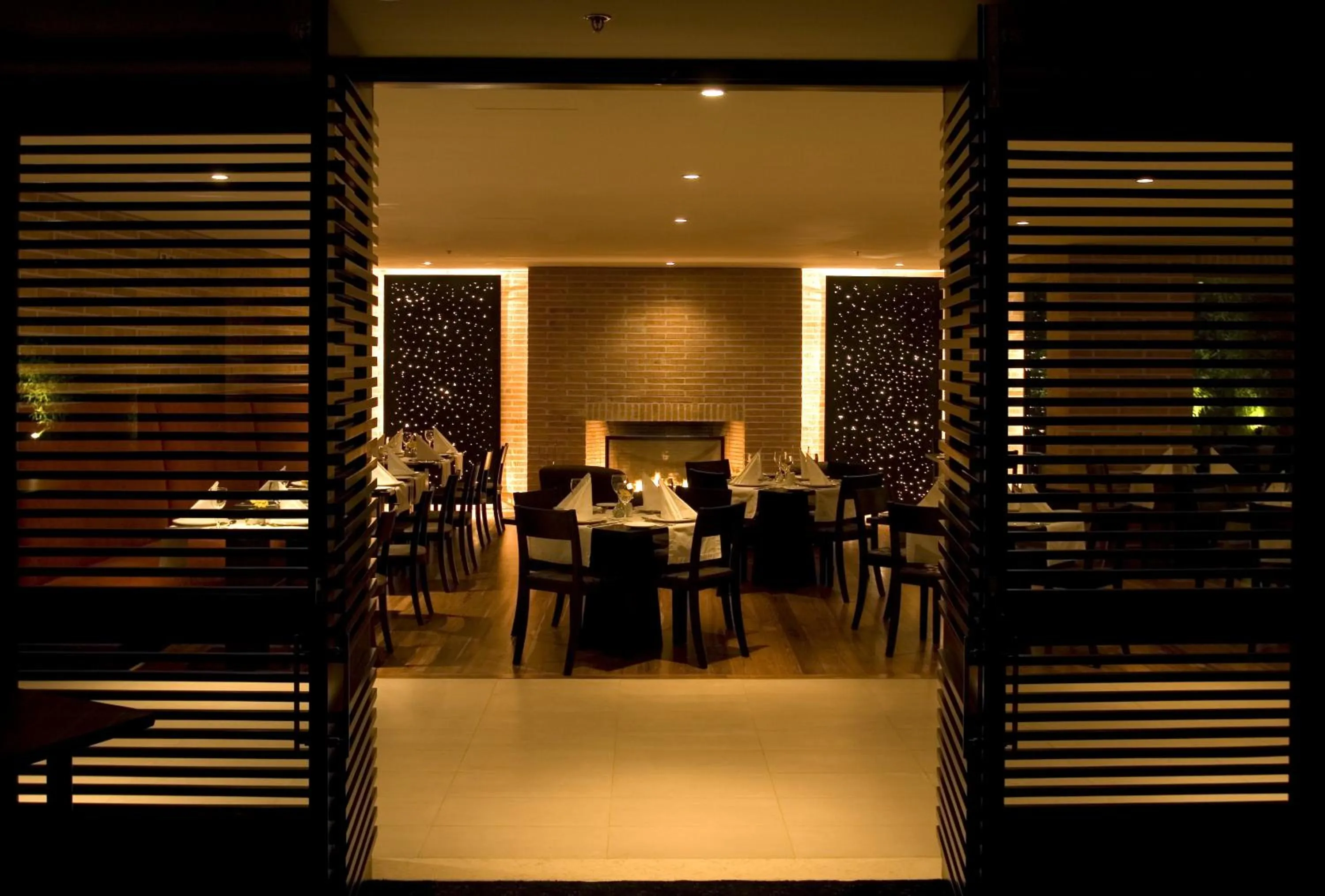 Restaurant/places to eat in Hotel Madisson Inn Luxury By GEH Suites