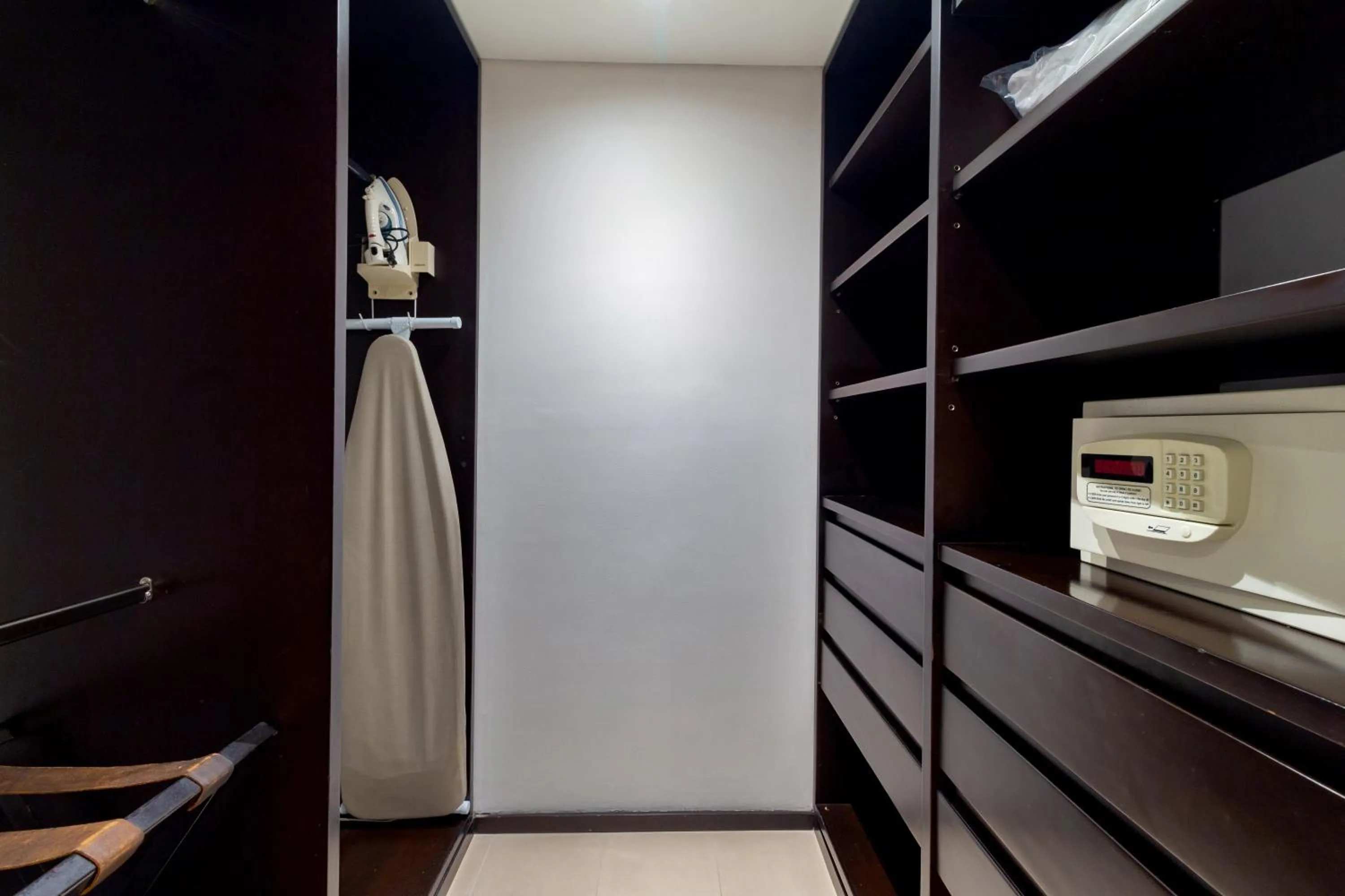 furniture in Hotel Madisson Inn Luxury By GEH Suites