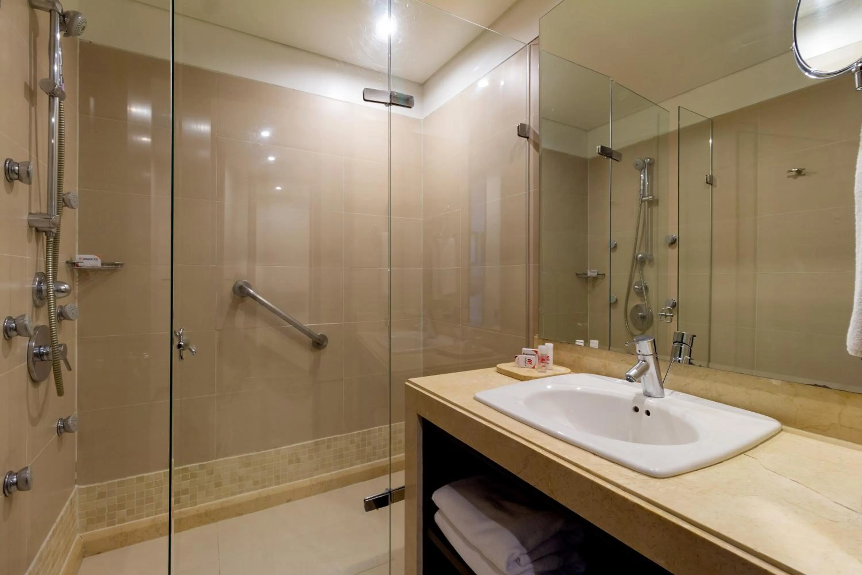 Bathroom in Hotel Madisson Inn Luxury By GEH Suites