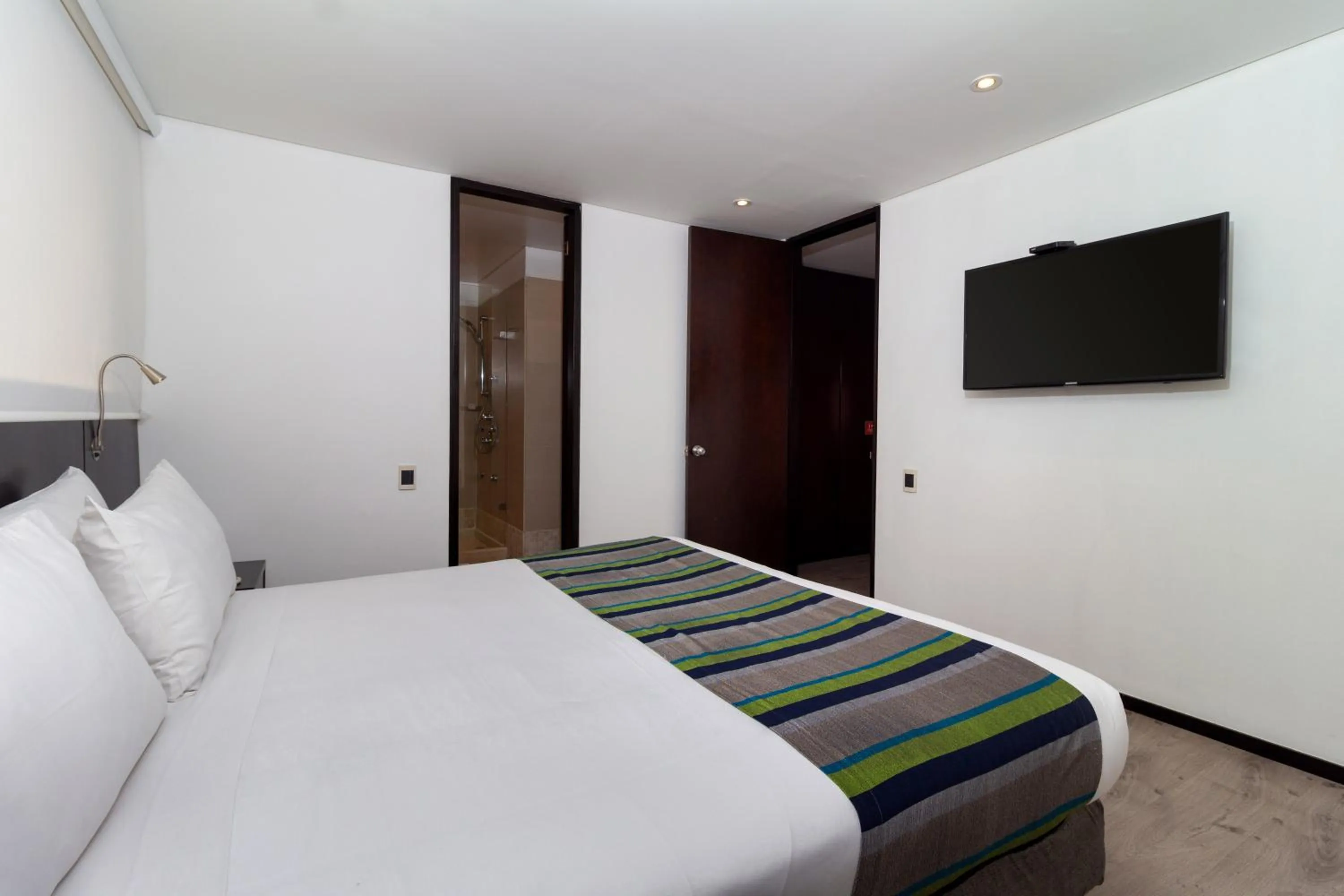 Bed in Hotel Madisson Inn Luxury By GEH Suites