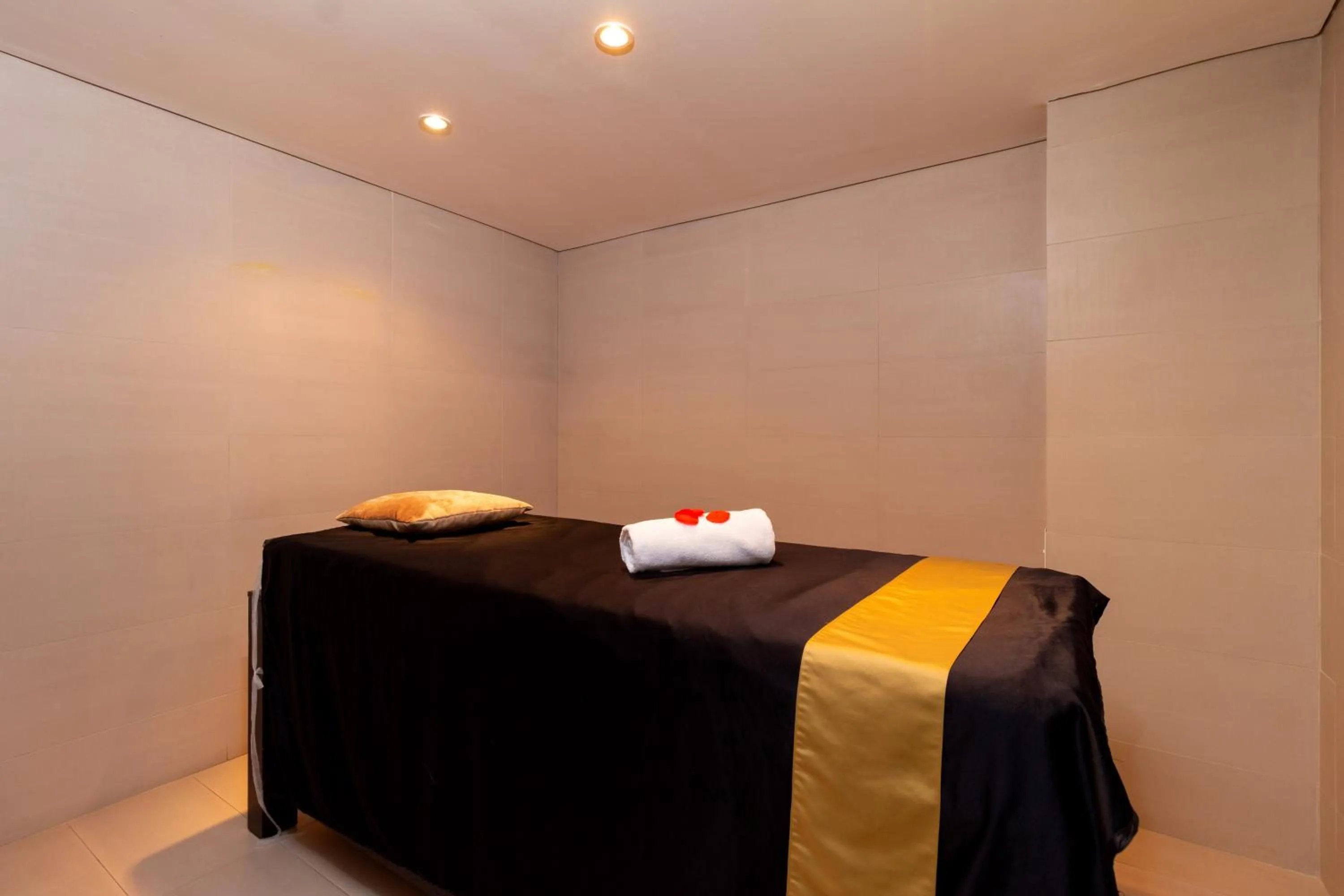 Massage, Bed in Hotel Madisson Inn Luxury By GEH Suites