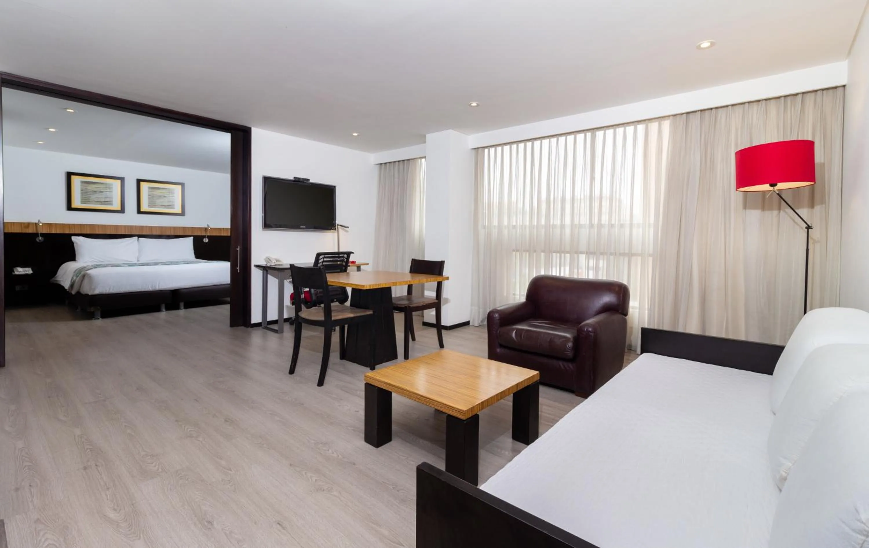 Living room, Bed in Hotel Madisson Inn Luxury By GEH Suites