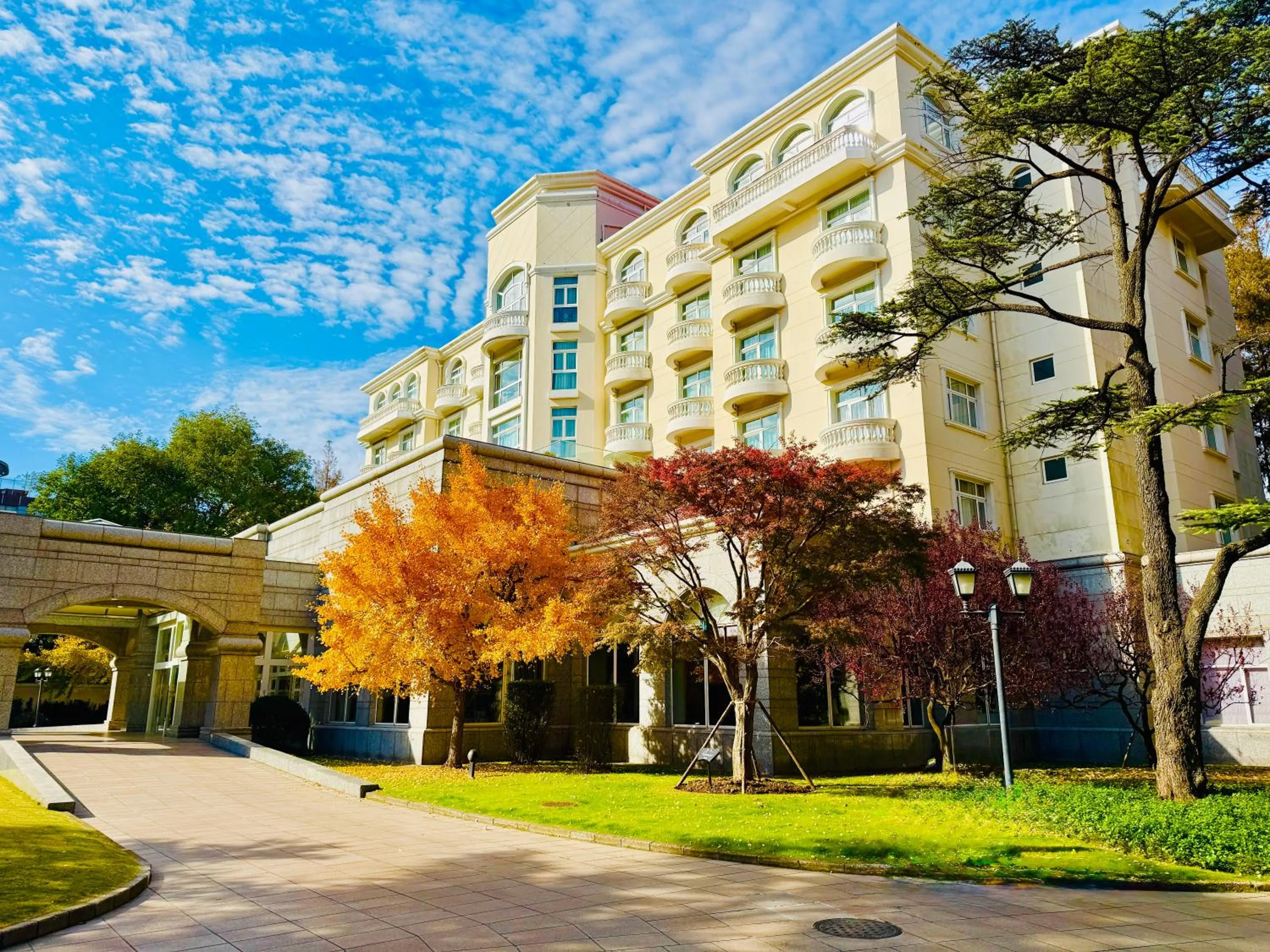 Property building in Hong Qiao State Guest House