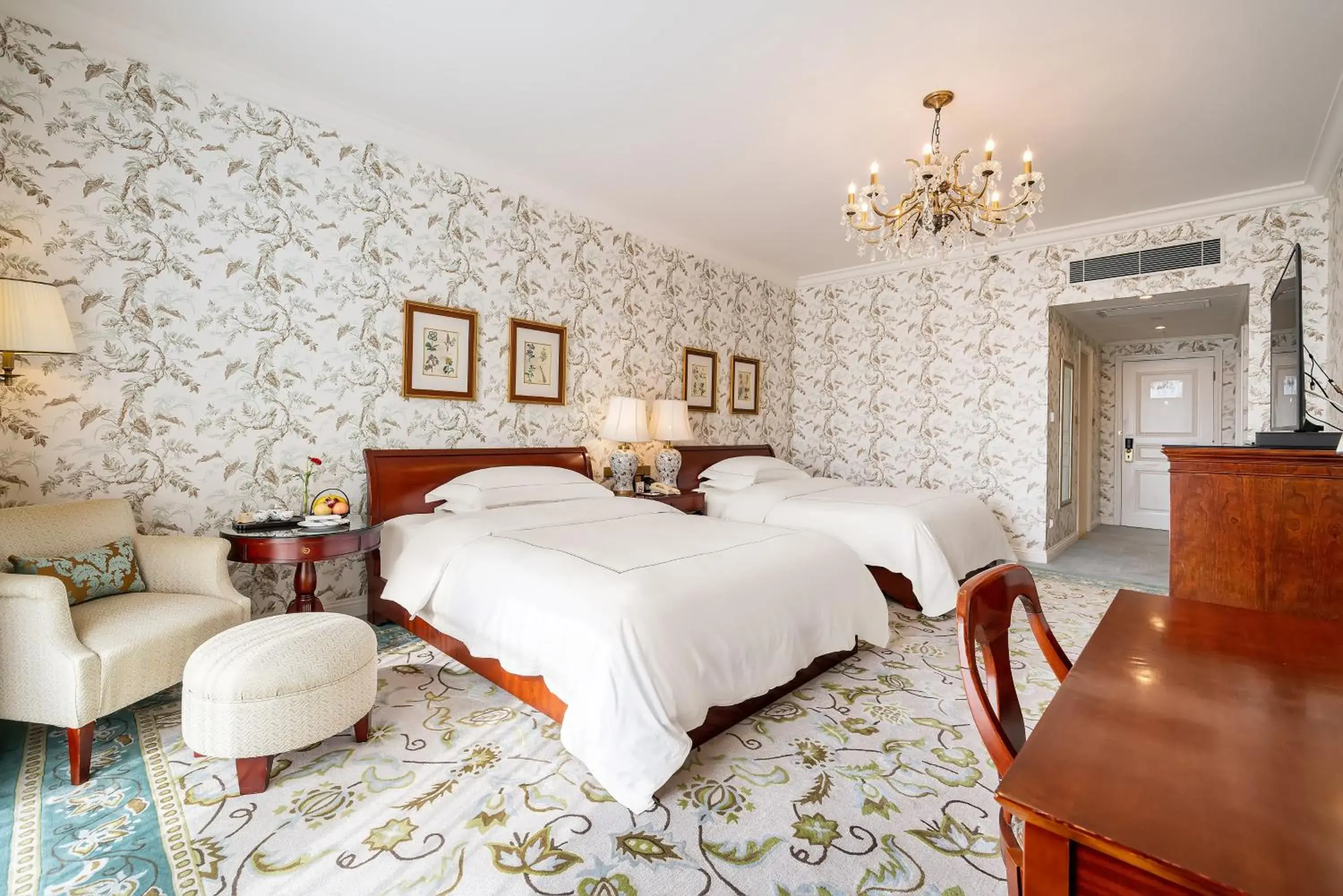 Premium Two Doubles with Balcony in Hong Qiao State Guest House Premium Two Doubles with Balcony in Hong Qiao State Guest House