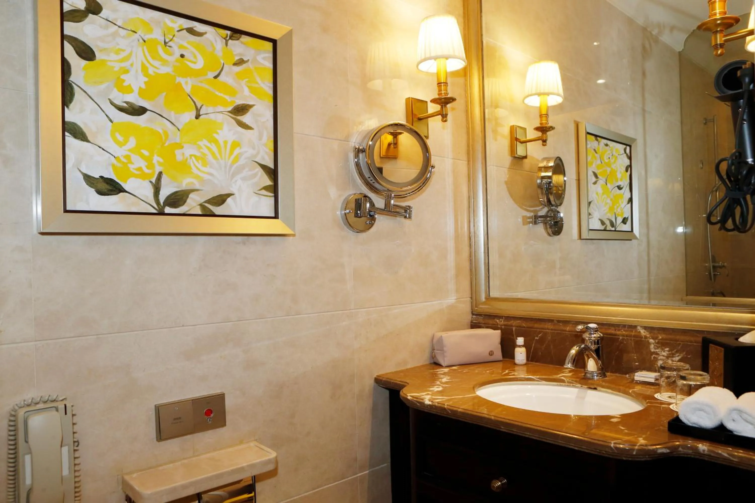 Bathroom in Hong Qiao State Guest House