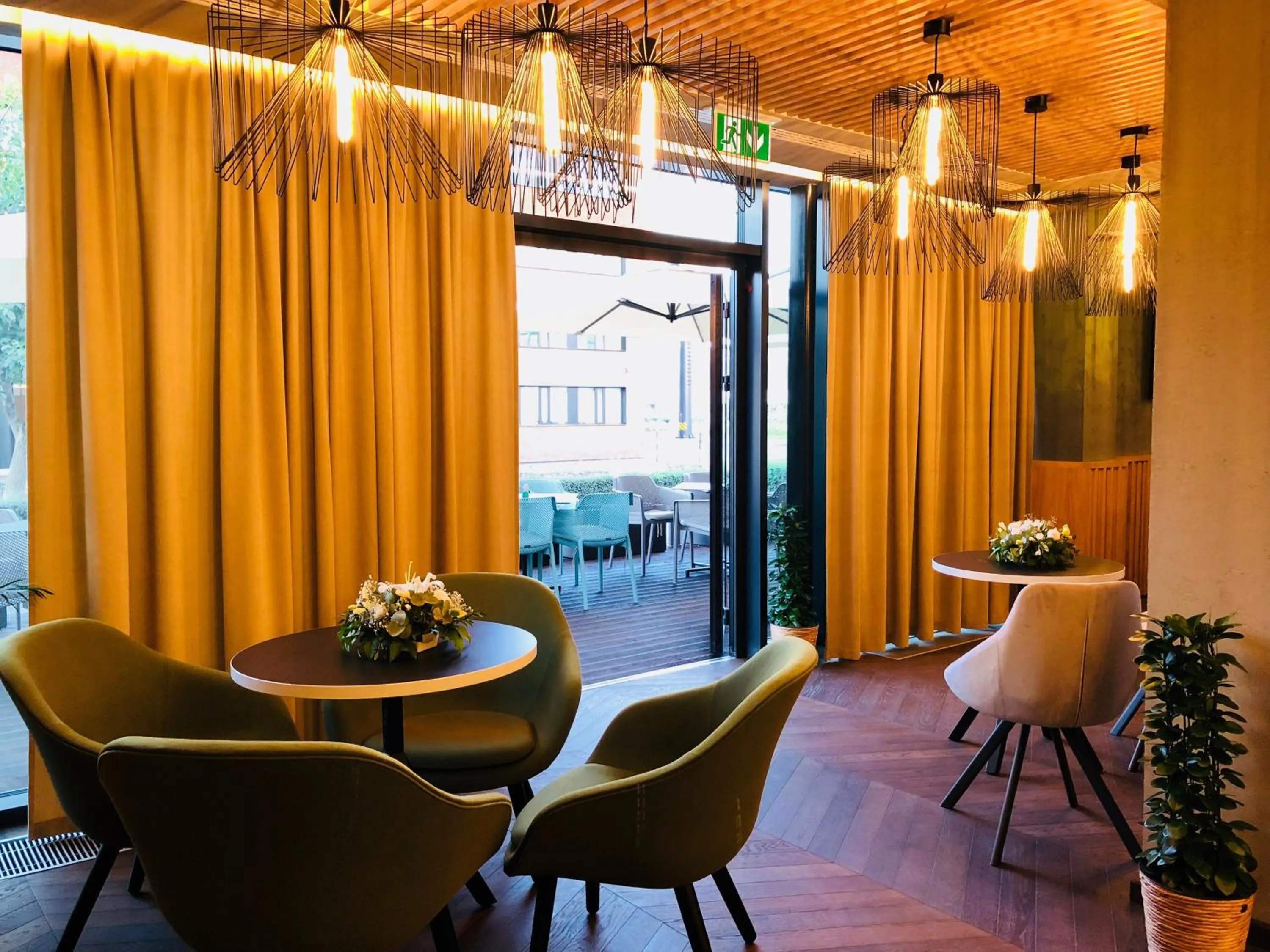 Restaurant/places to eat in Hotel Color