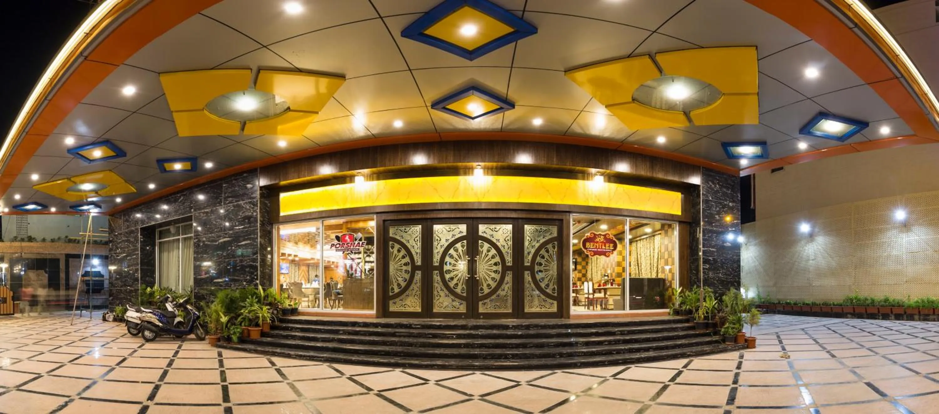 Facade/entrance in Hotel Benzz Park Vellore