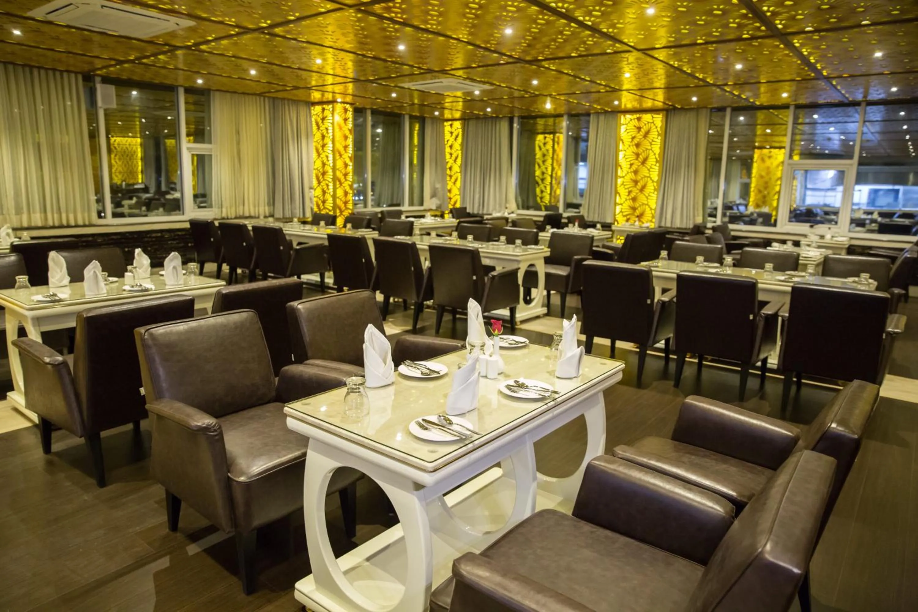 Restaurant/places to eat in Hotel Benzz Park Vellore