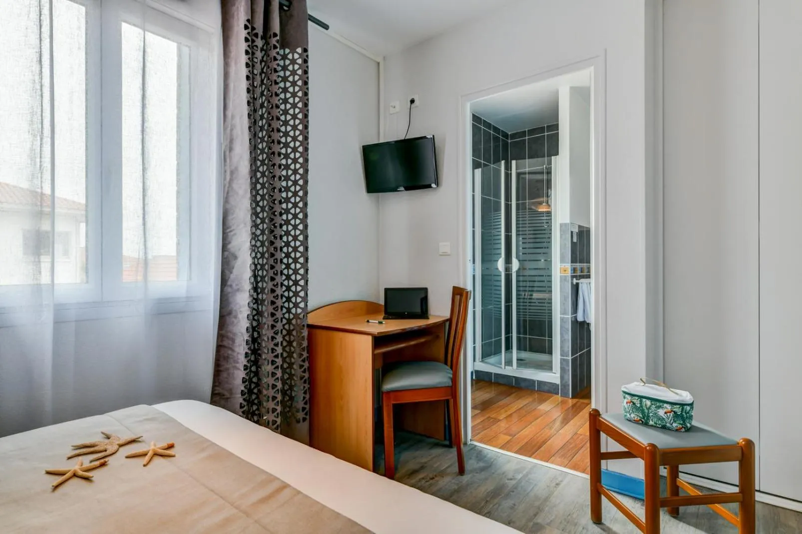 Photo of the whole room, Bed in Logis Hotel de France