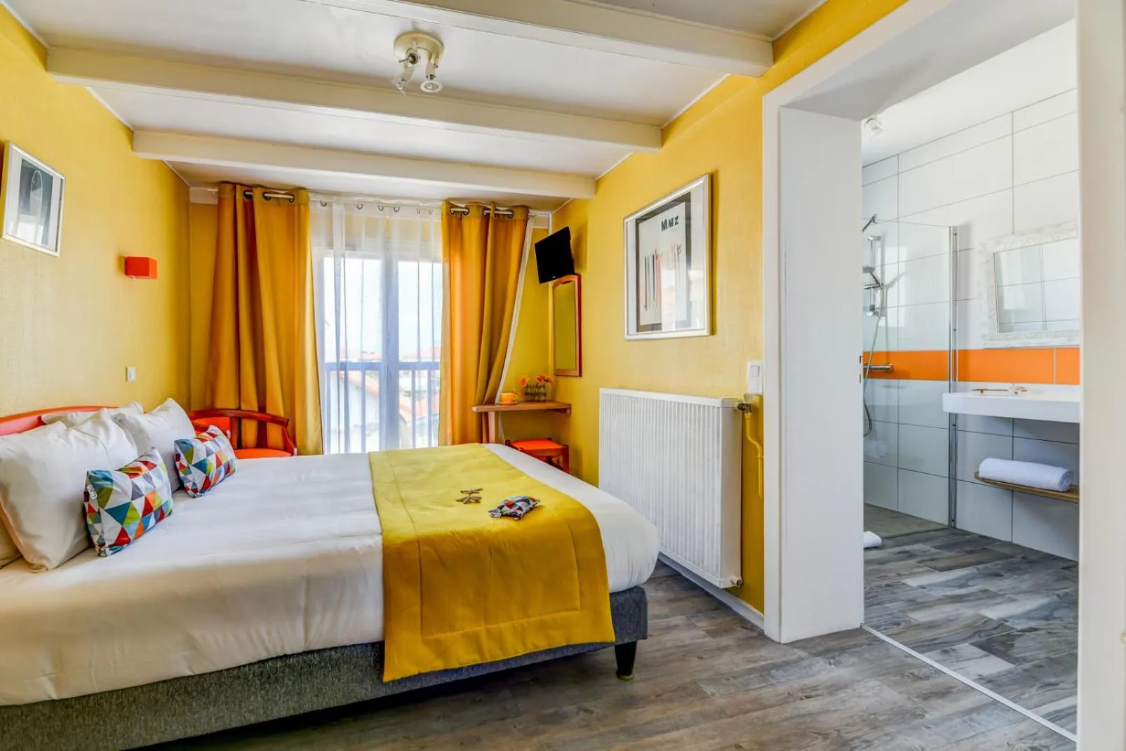 Bathroom, Bed in Logis Hotel de France