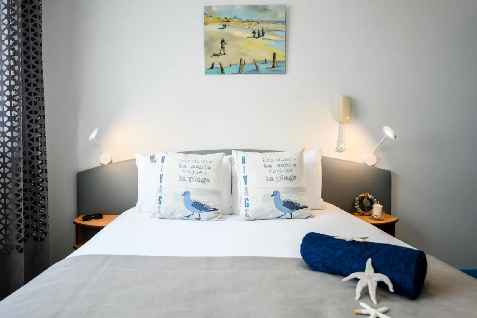 Bed in Logis Hotel de France