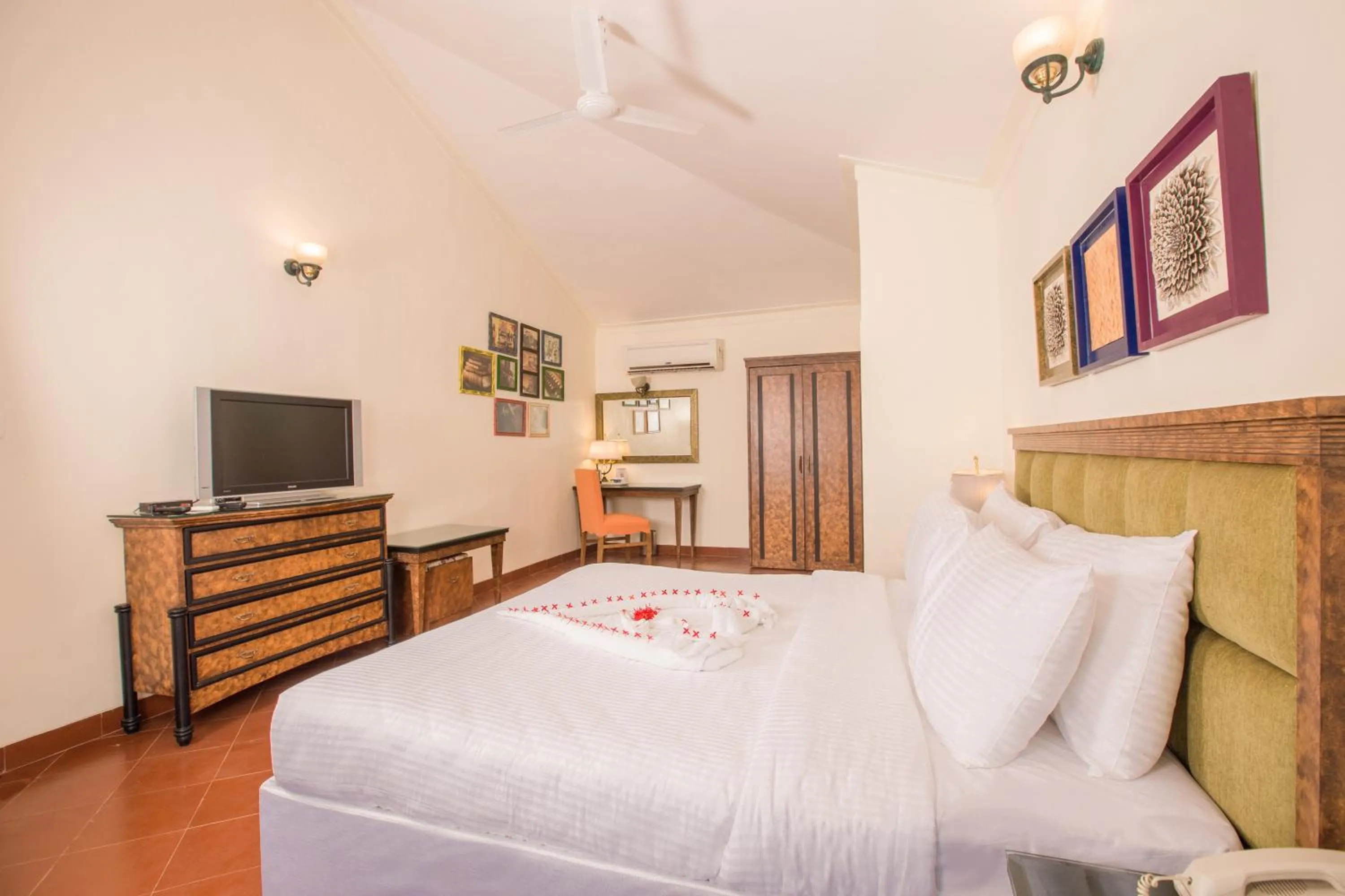 Photo of the whole room, Bed in Residency Lake Resort & Spa