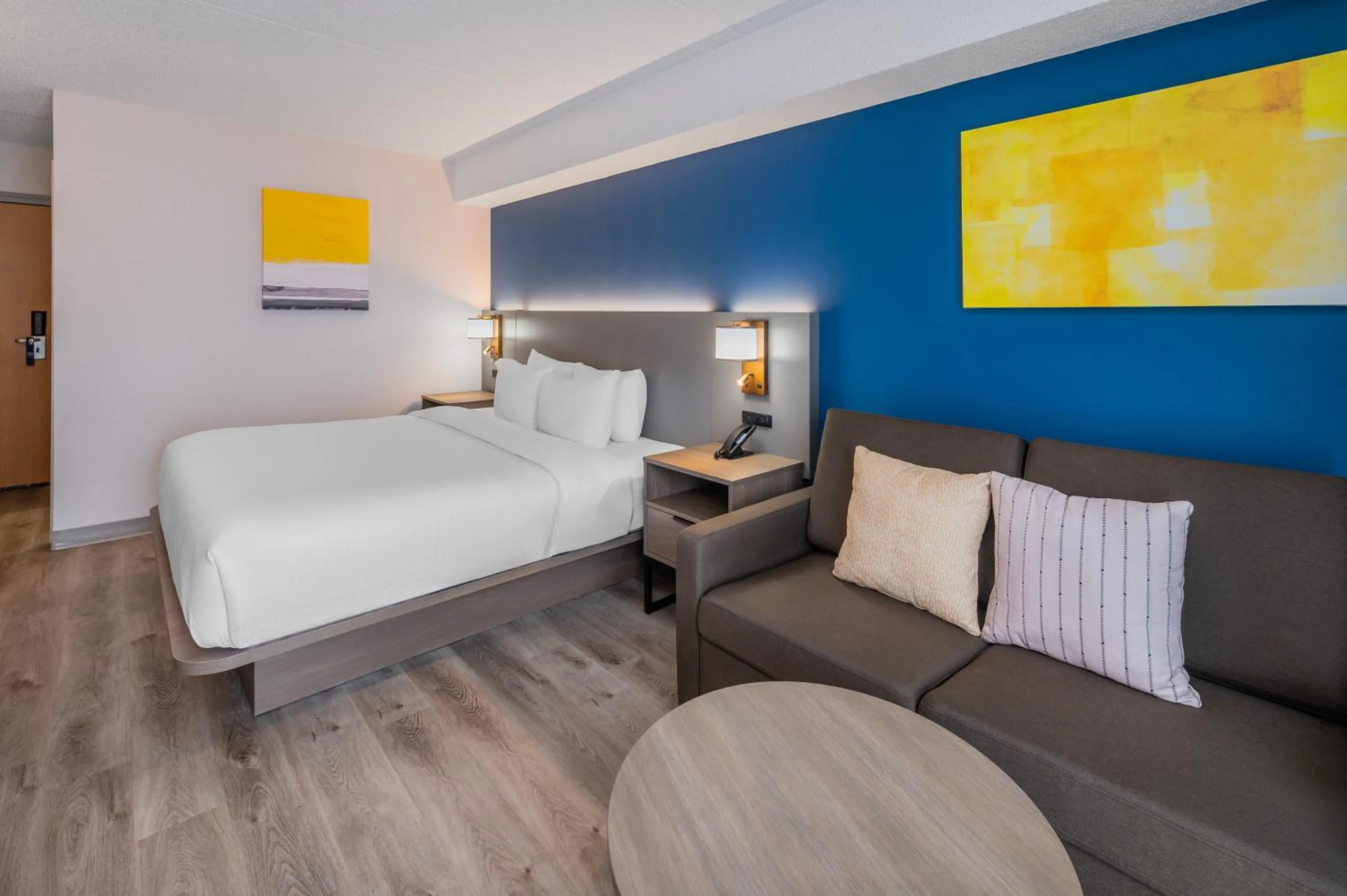 Seating area, Bed in Comfort Inn