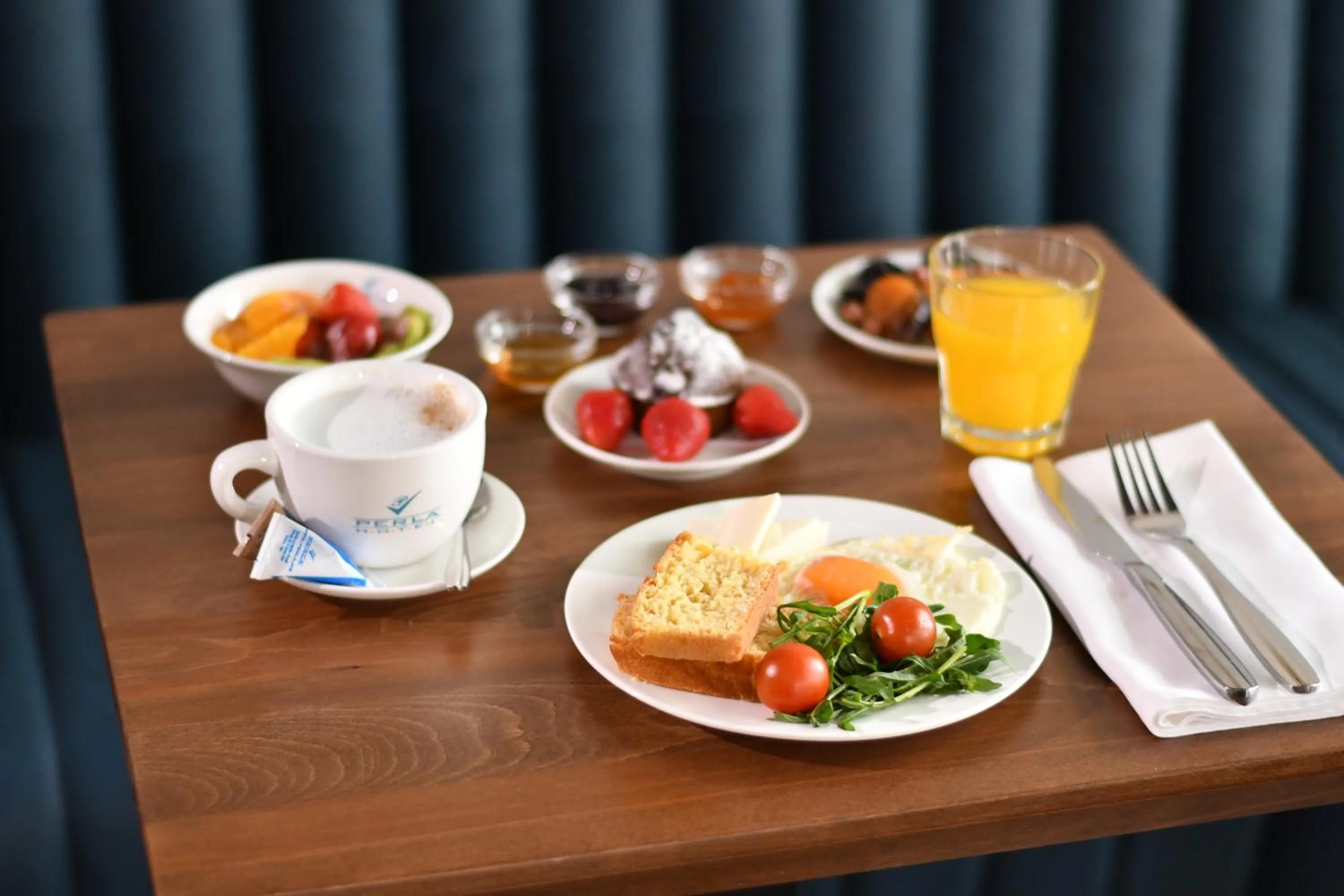 Restaurant/places to eat in Hotel Perla