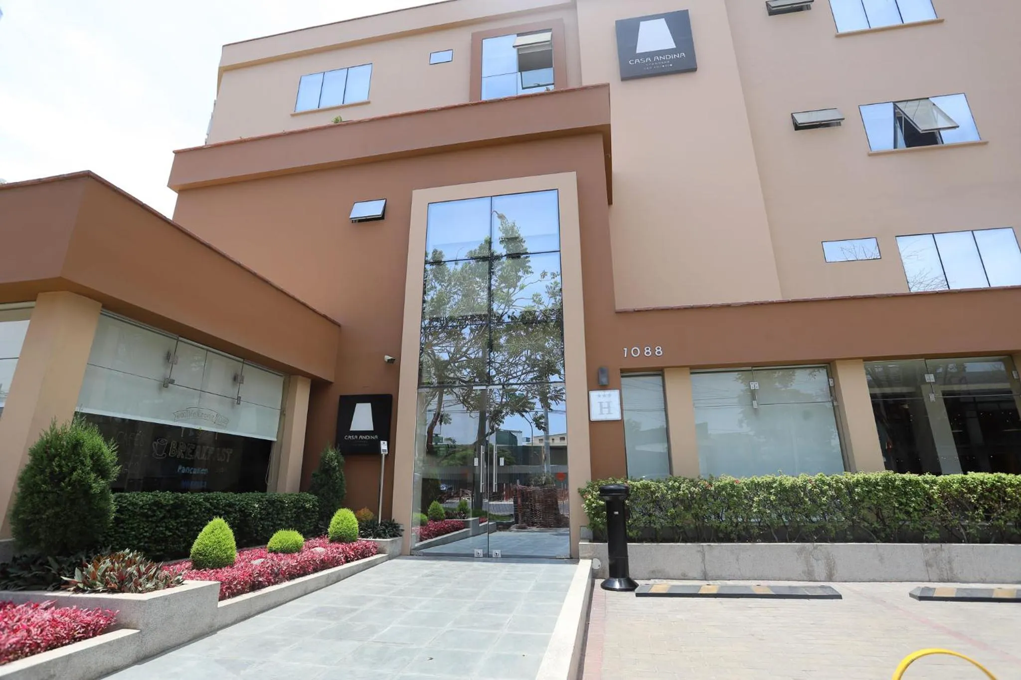 Facade/entrance in Casa Andina Standard Miraflores San Antonio
