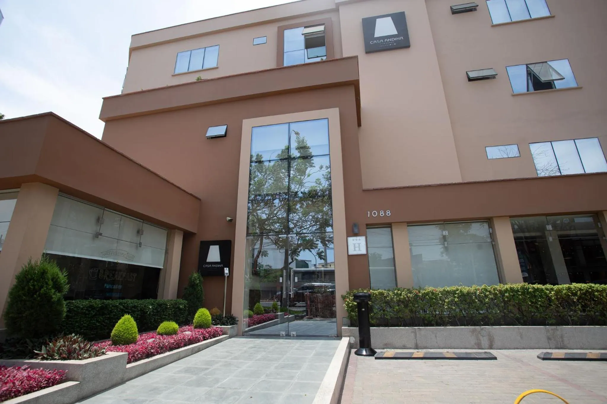 Facade/entrance in Casa Andina Standard Miraflores San Antonio