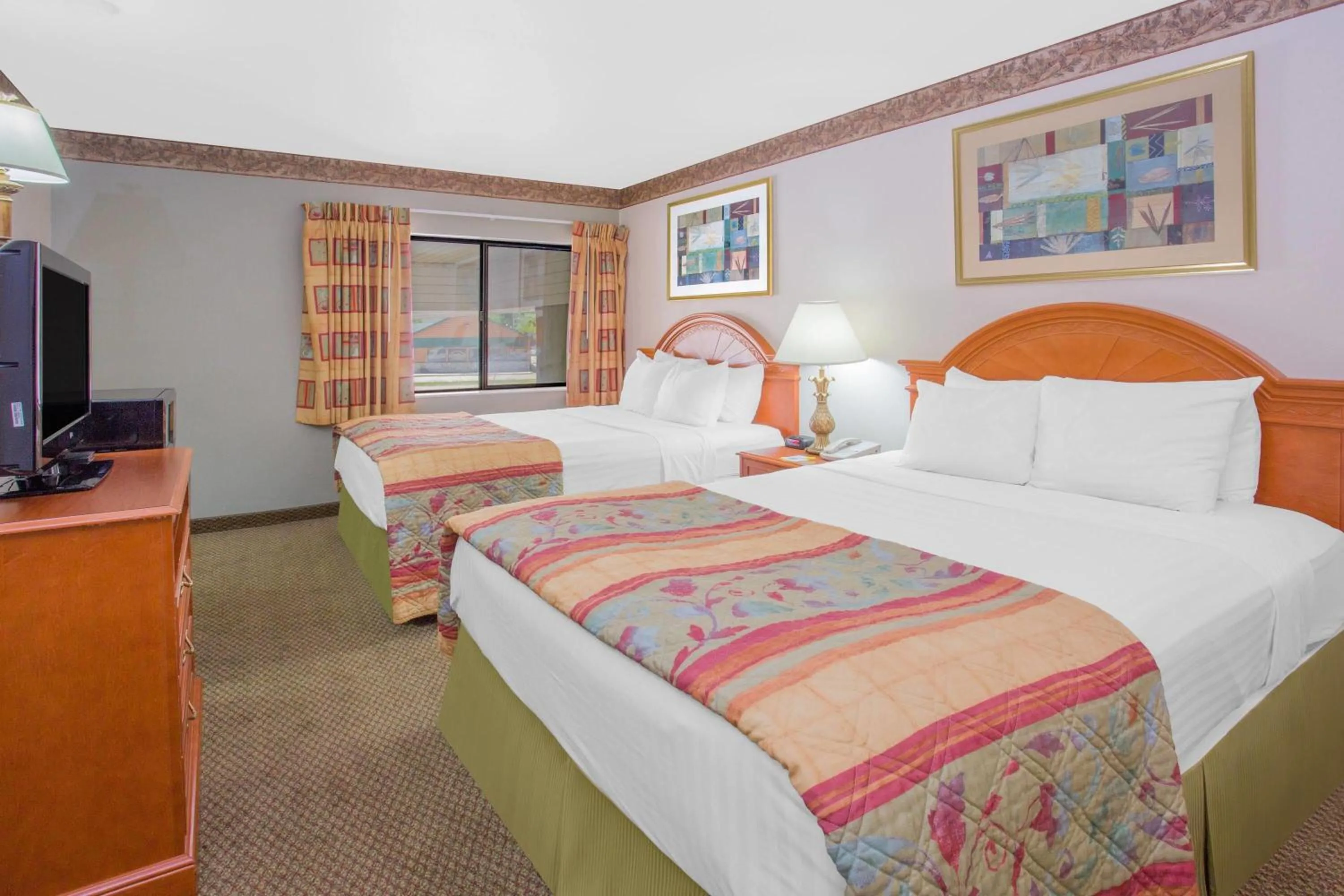 Photo of the whole room, Bed in Days Inn by Wyndham Portage Cascade Mountain area