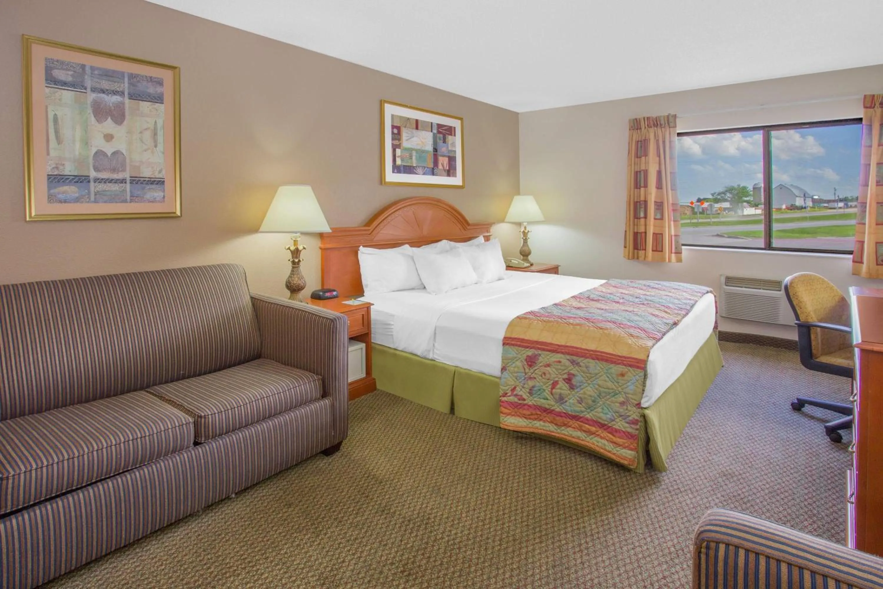 Photo of the whole room, Bed in Days Inn by Wyndham Portage Cascade Mountain area