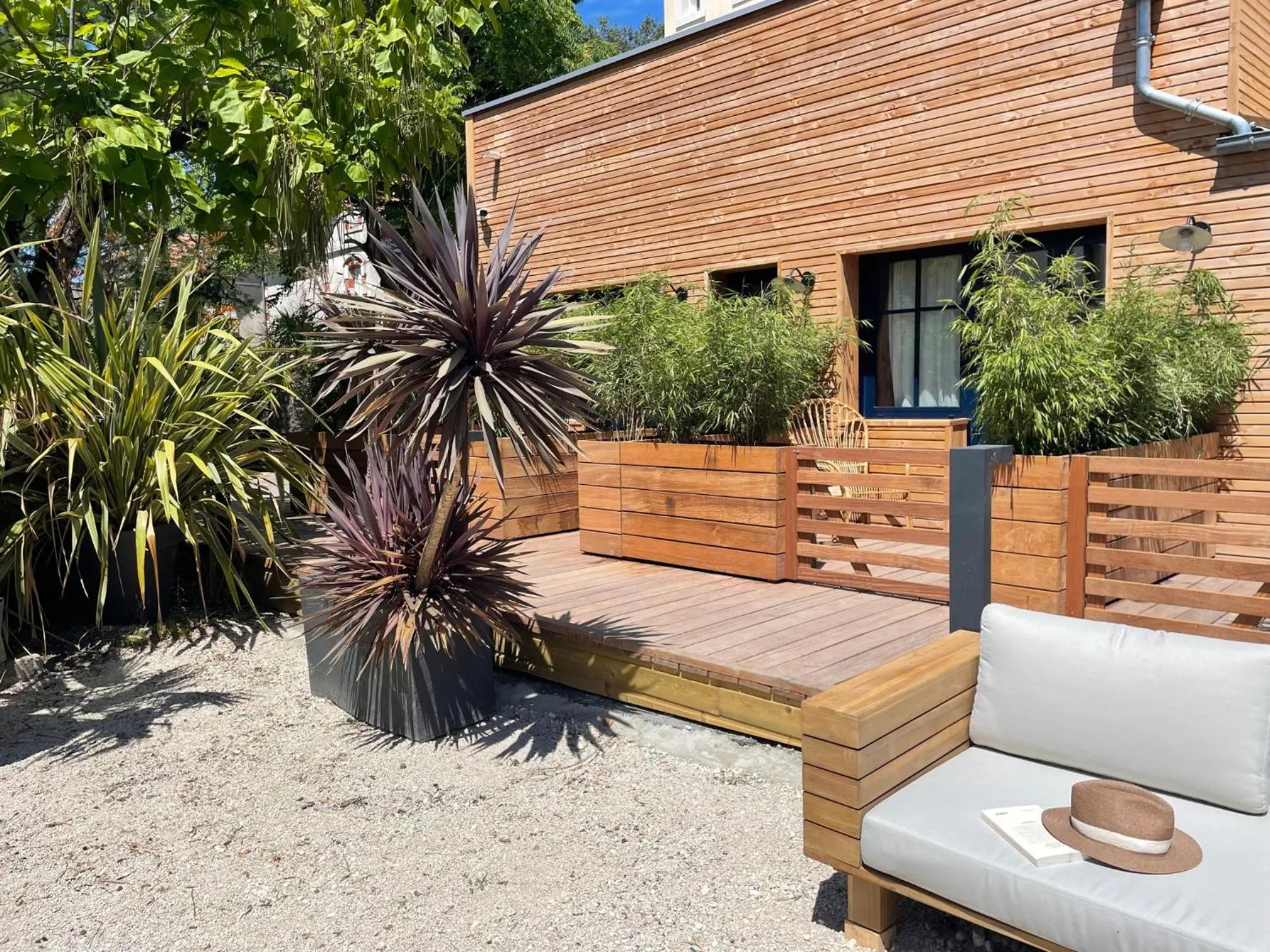 Garden in Le Homard Bleu