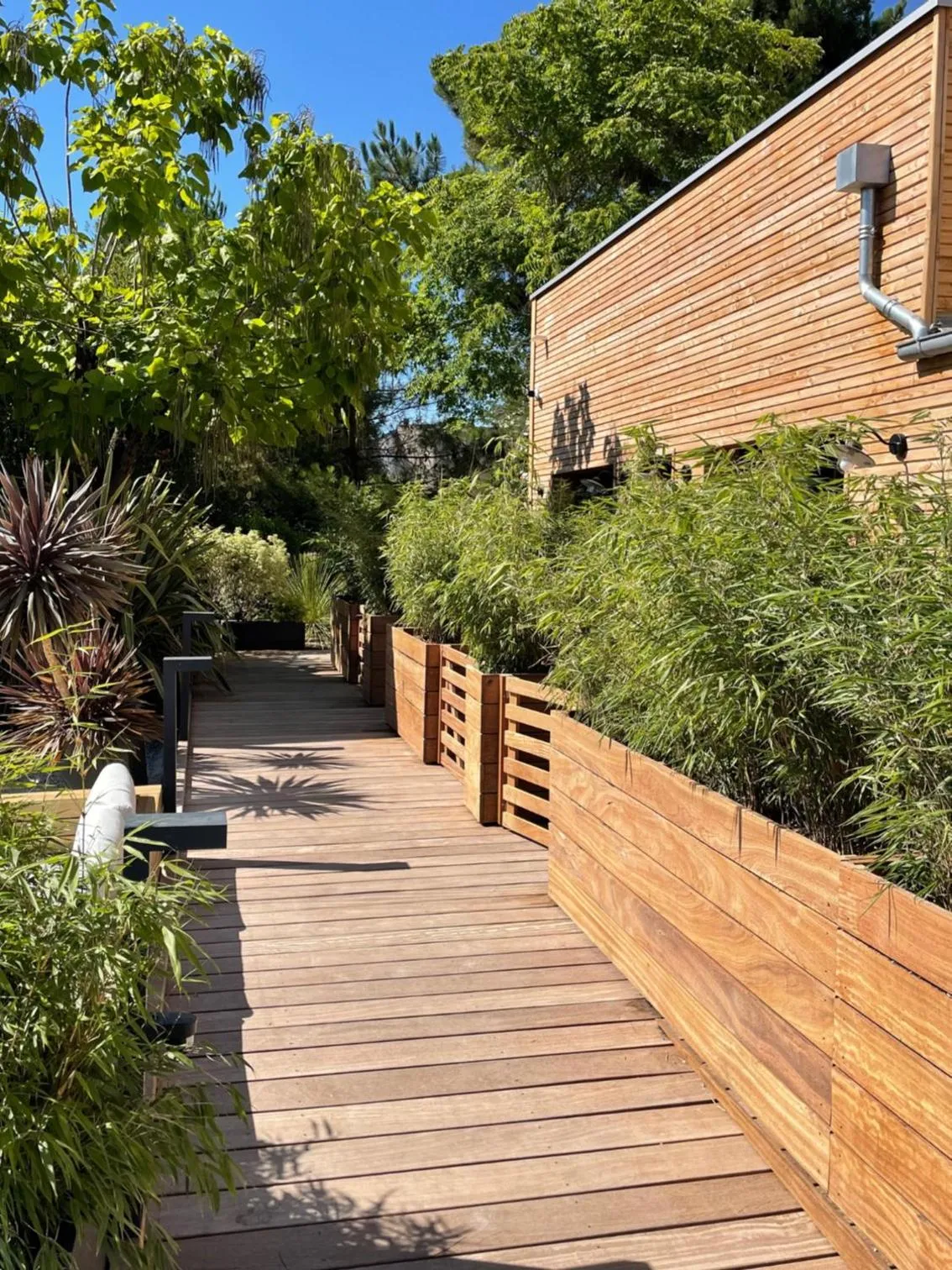 Garden in Le Homard Bleu