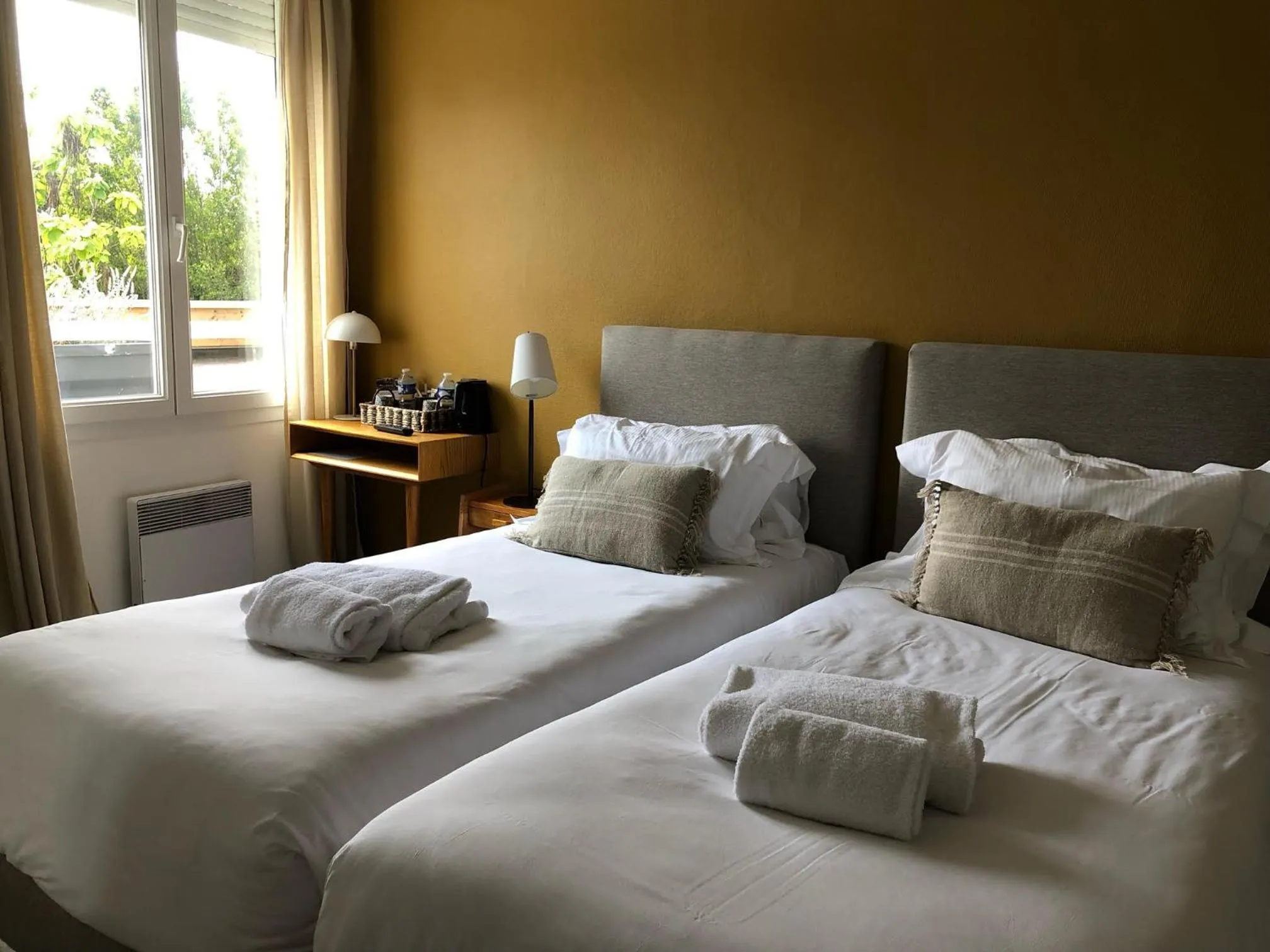 Property building, Bed in Le Homard Bleu