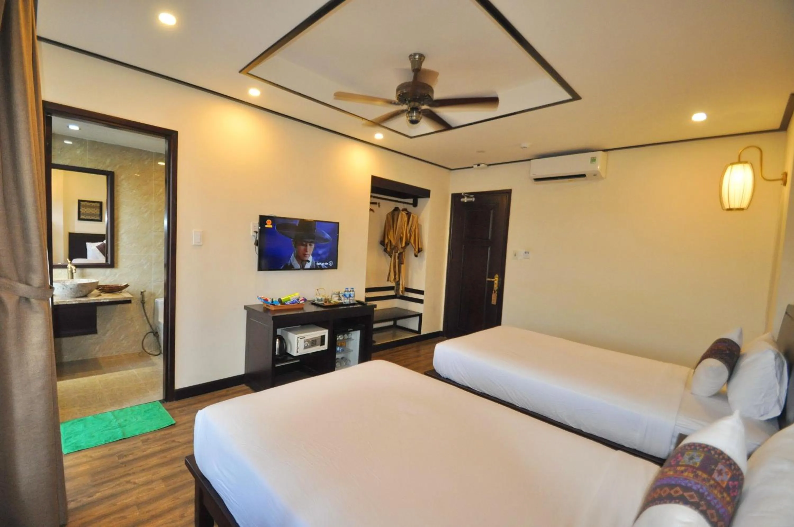 Photo of the whole room, Bed in The Quin Riverside Villa