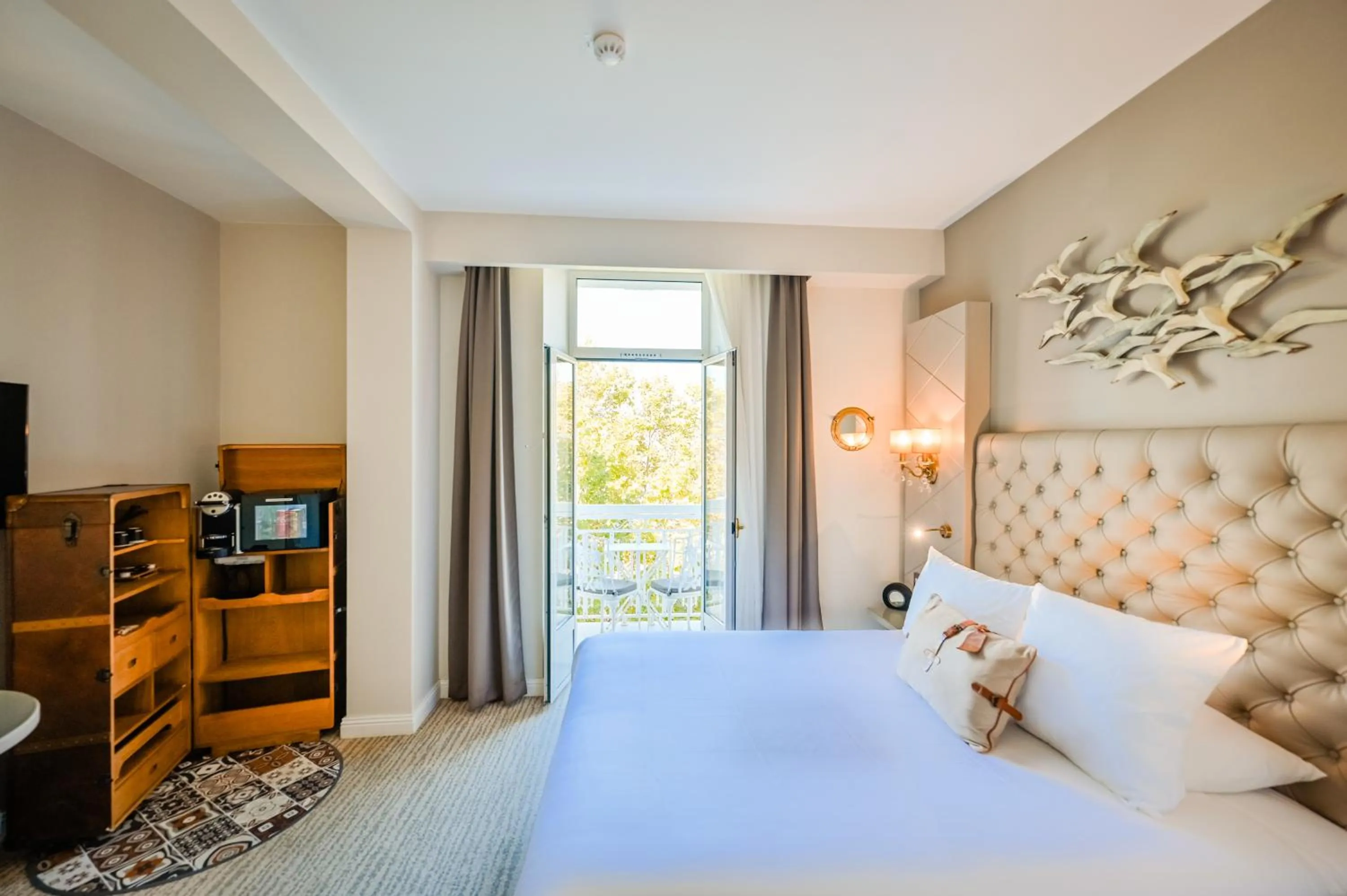 Bed in Grand Hotel Des Sablettes Plage, Curio Collection By Hilton