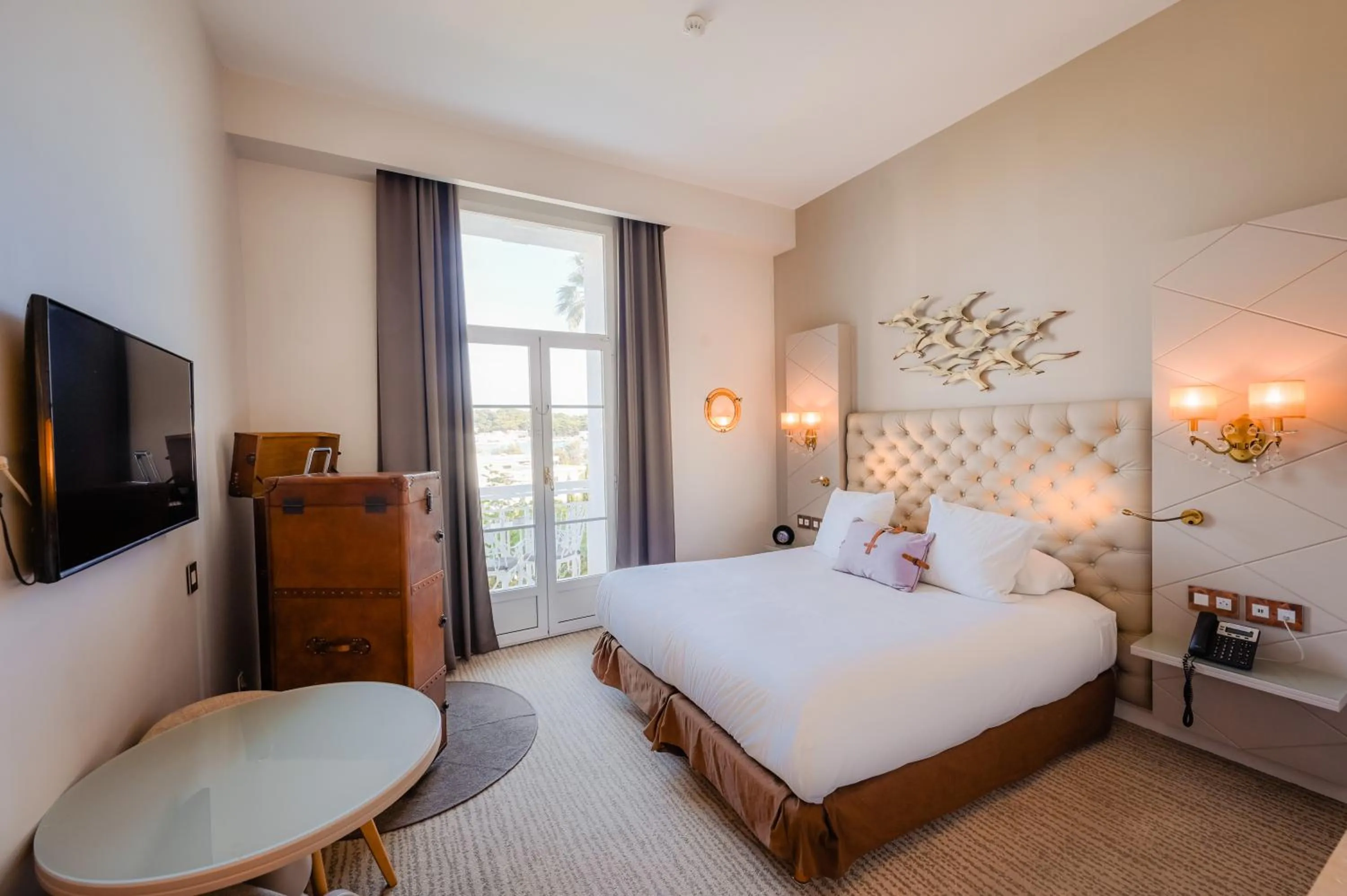 Bed in Grand Hotel Des Sablettes Plage, Curio Collection By Hilton