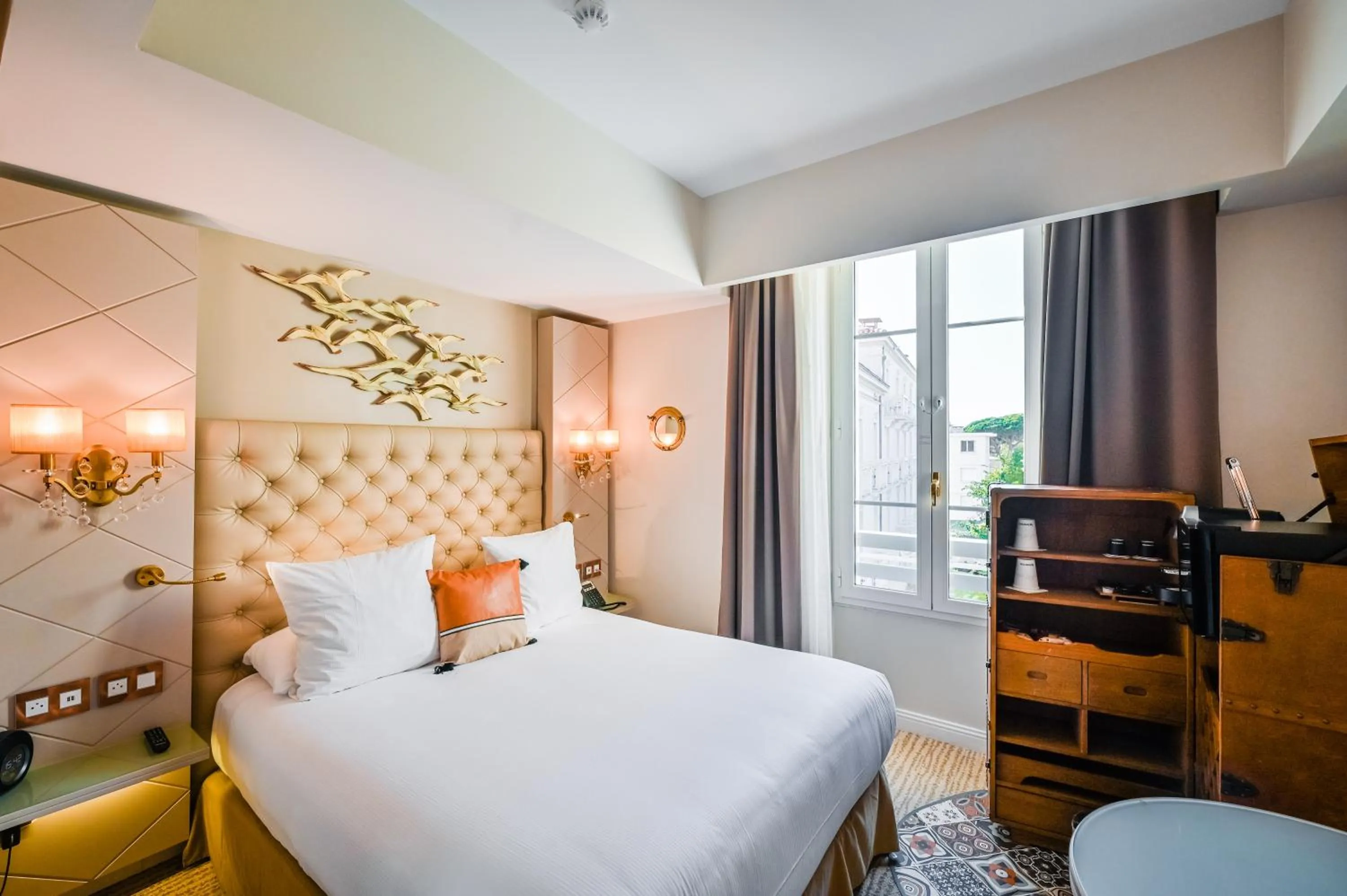 Bed in Grand Hotel Des Sablettes Plage, Curio Collection By Hilton