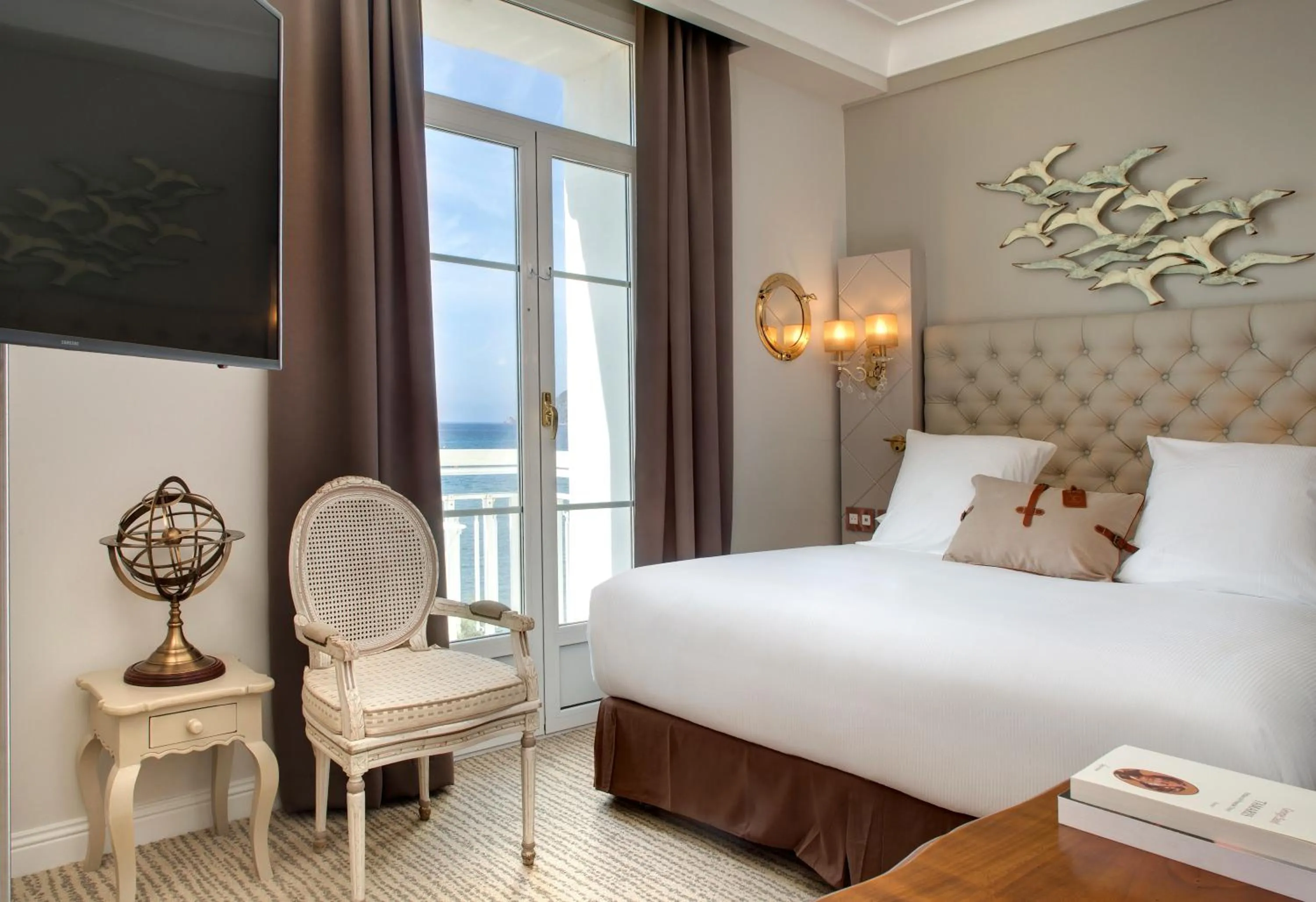 Bed in Grand Hotel Des Sablettes Plage, Curio Collection By Hilton