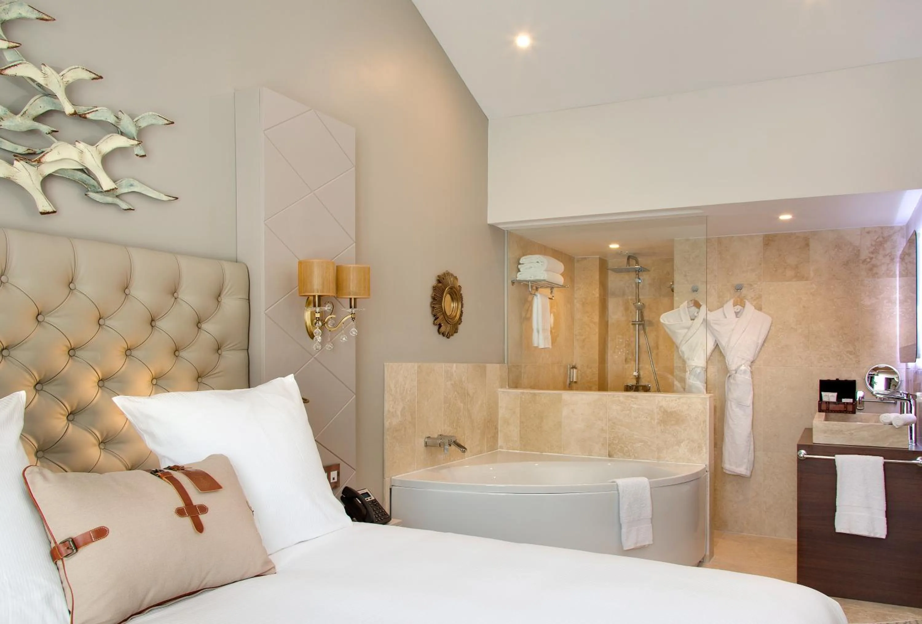 Bed in Grand Hotel Des Sablettes Plage, Curio Collection By Hilton