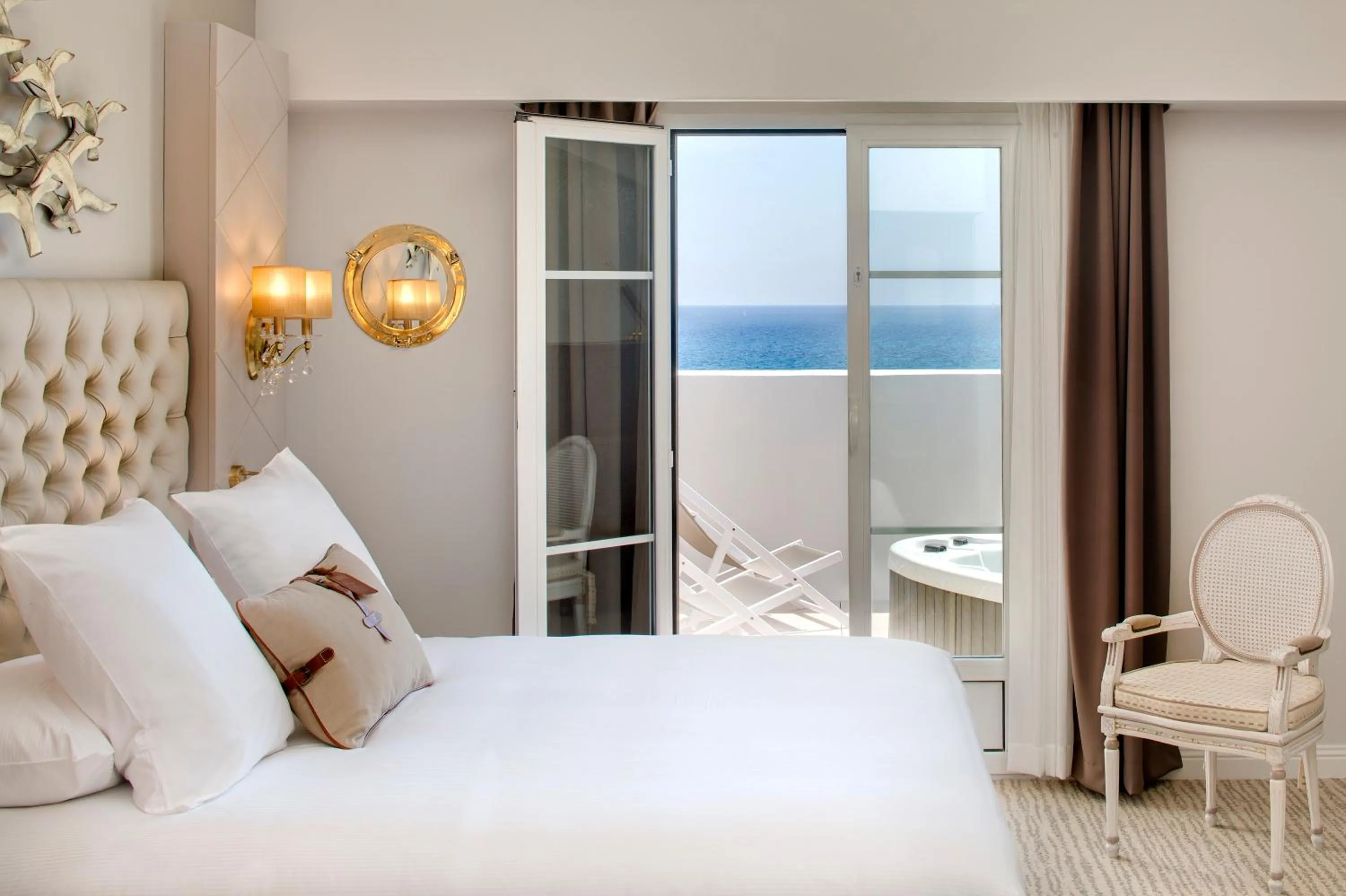 Bed in Grand Hotel Des Sablettes Plage, Curio Collection By Hilton