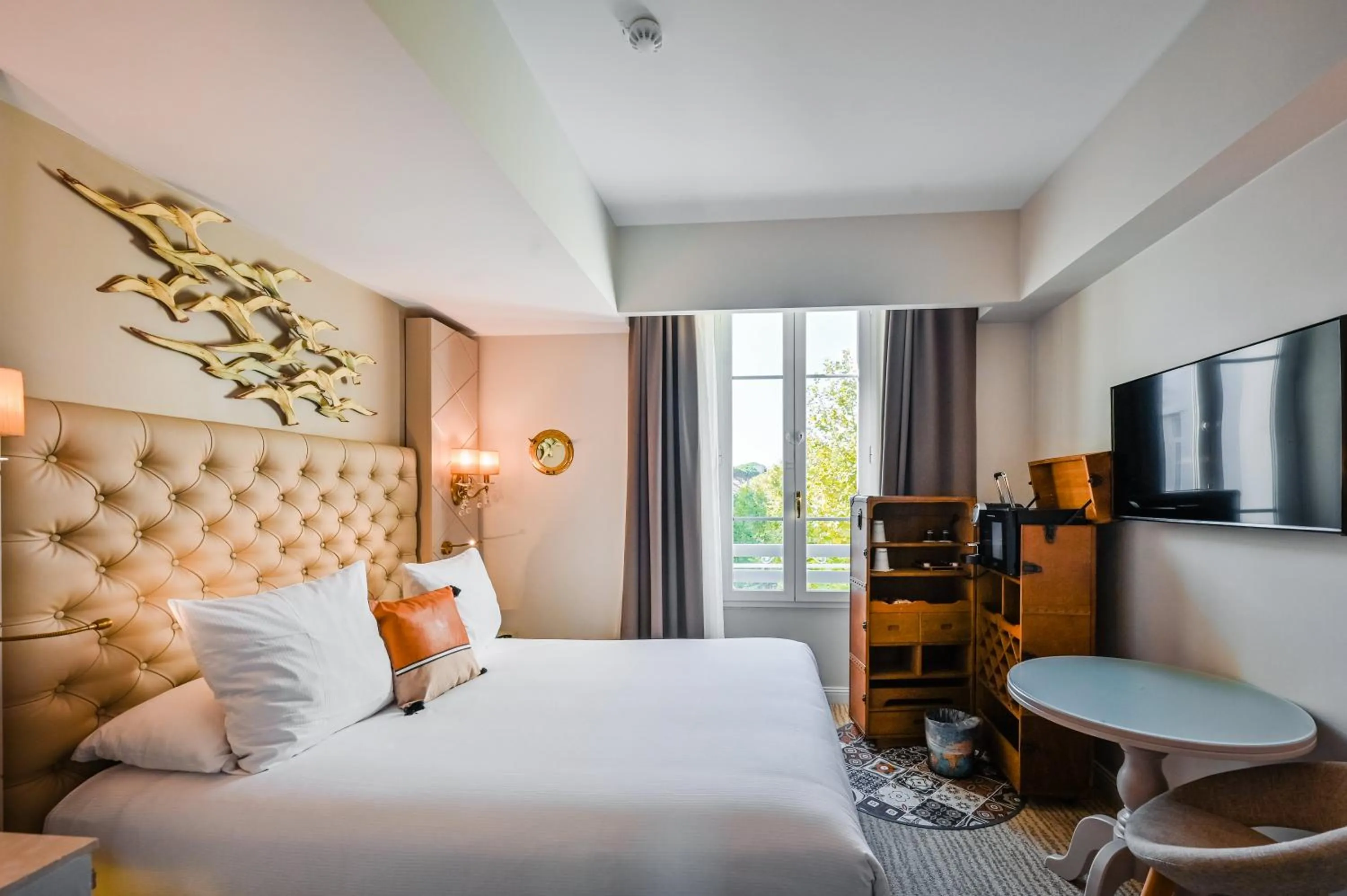 Bed in Grand Hotel Des Sablettes Plage, Curio Collection By Hilton