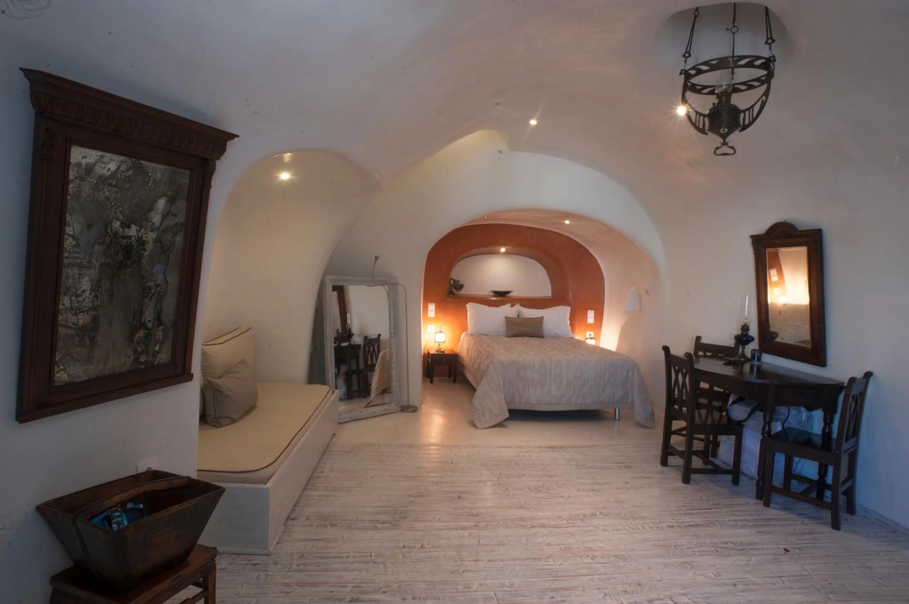 Photo of the whole room, Bed in Heliophos Boutique Caves