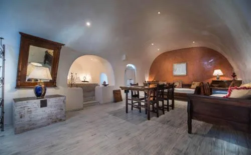 Photo of the whole room in Heliophos Boutique Caves