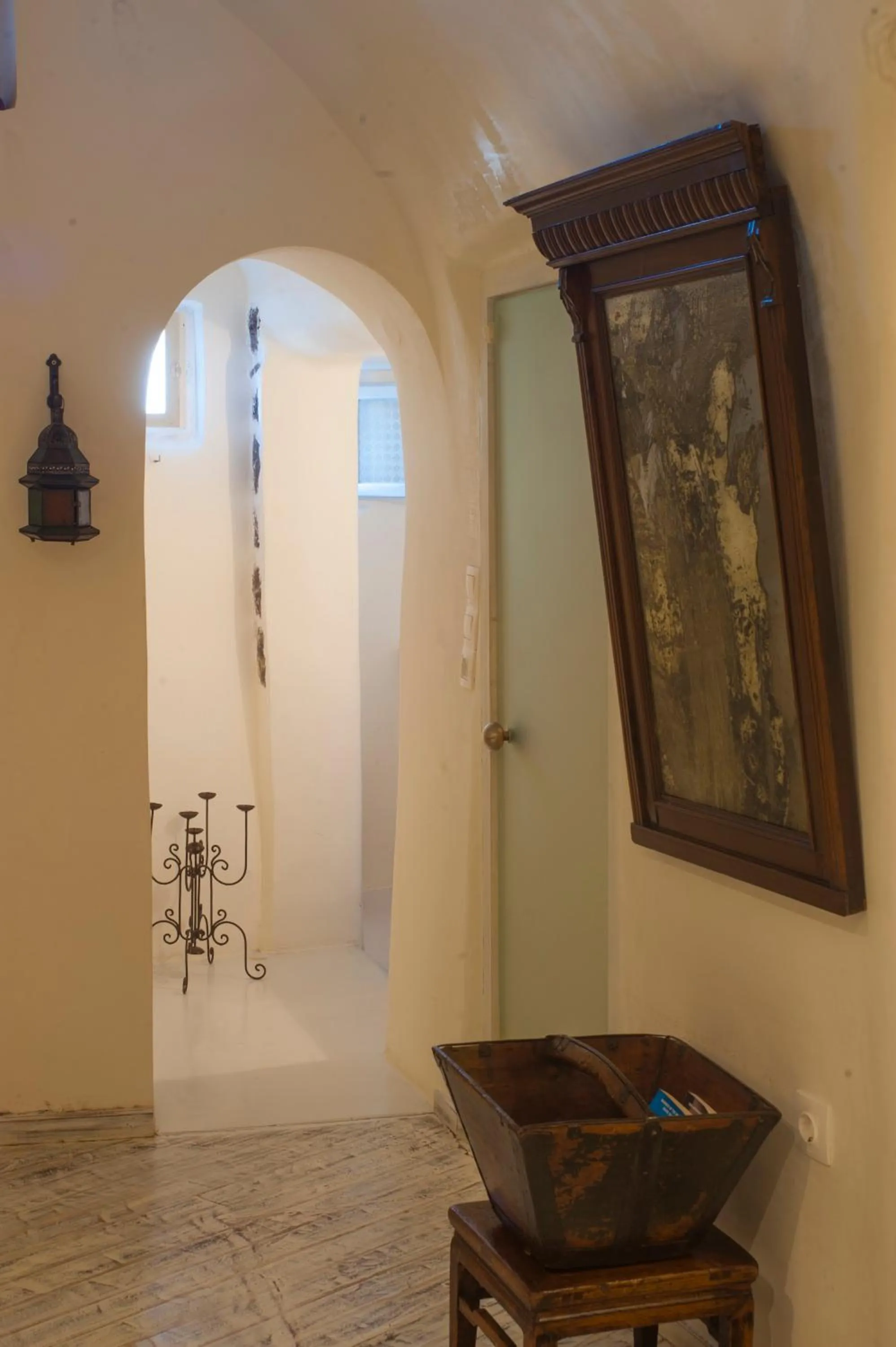 Decorative detail in Heliophos Boutique Caves