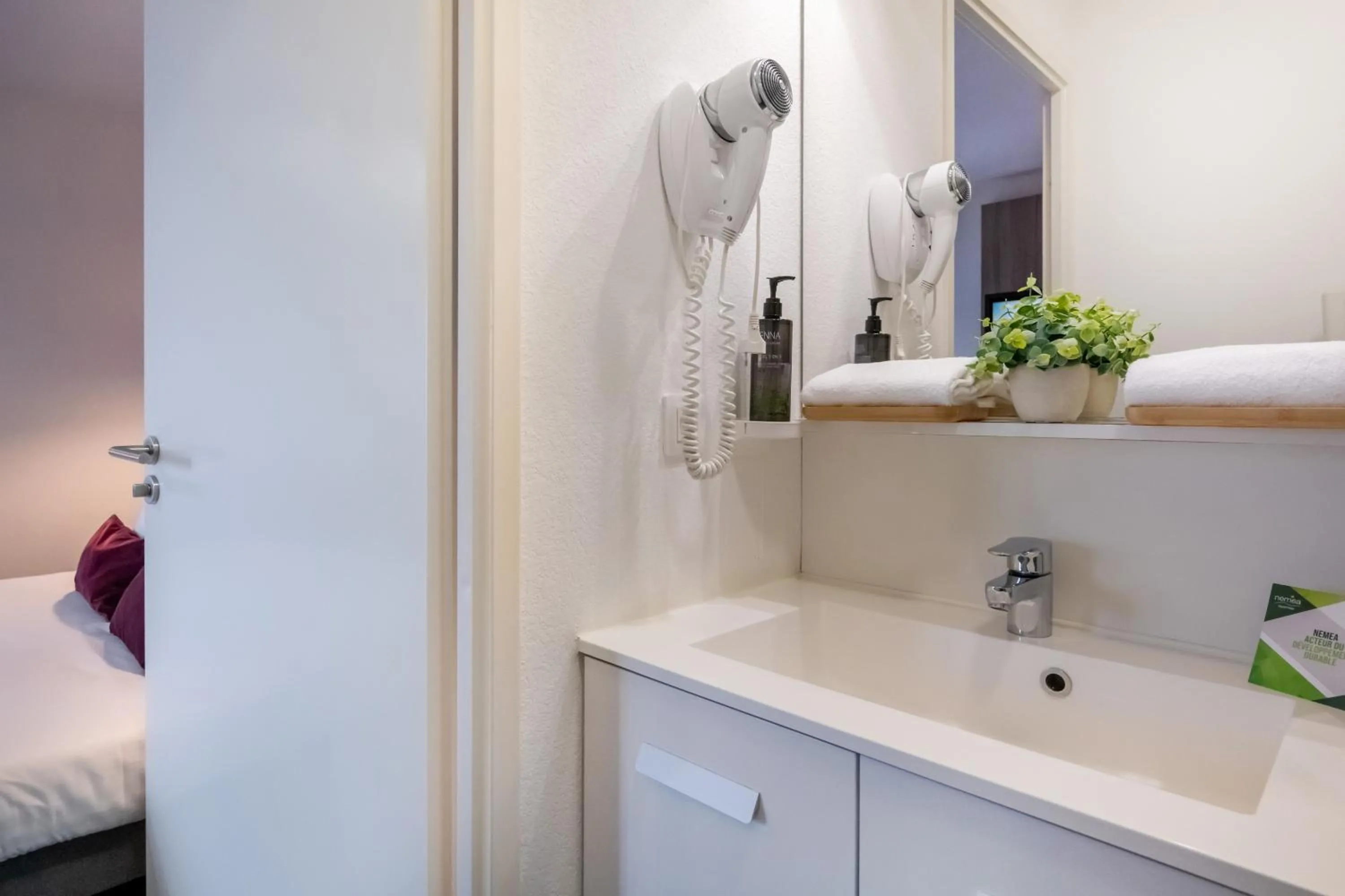 Bathroom in Nemea Appart Hotel Stadium Bordeaux aéroport