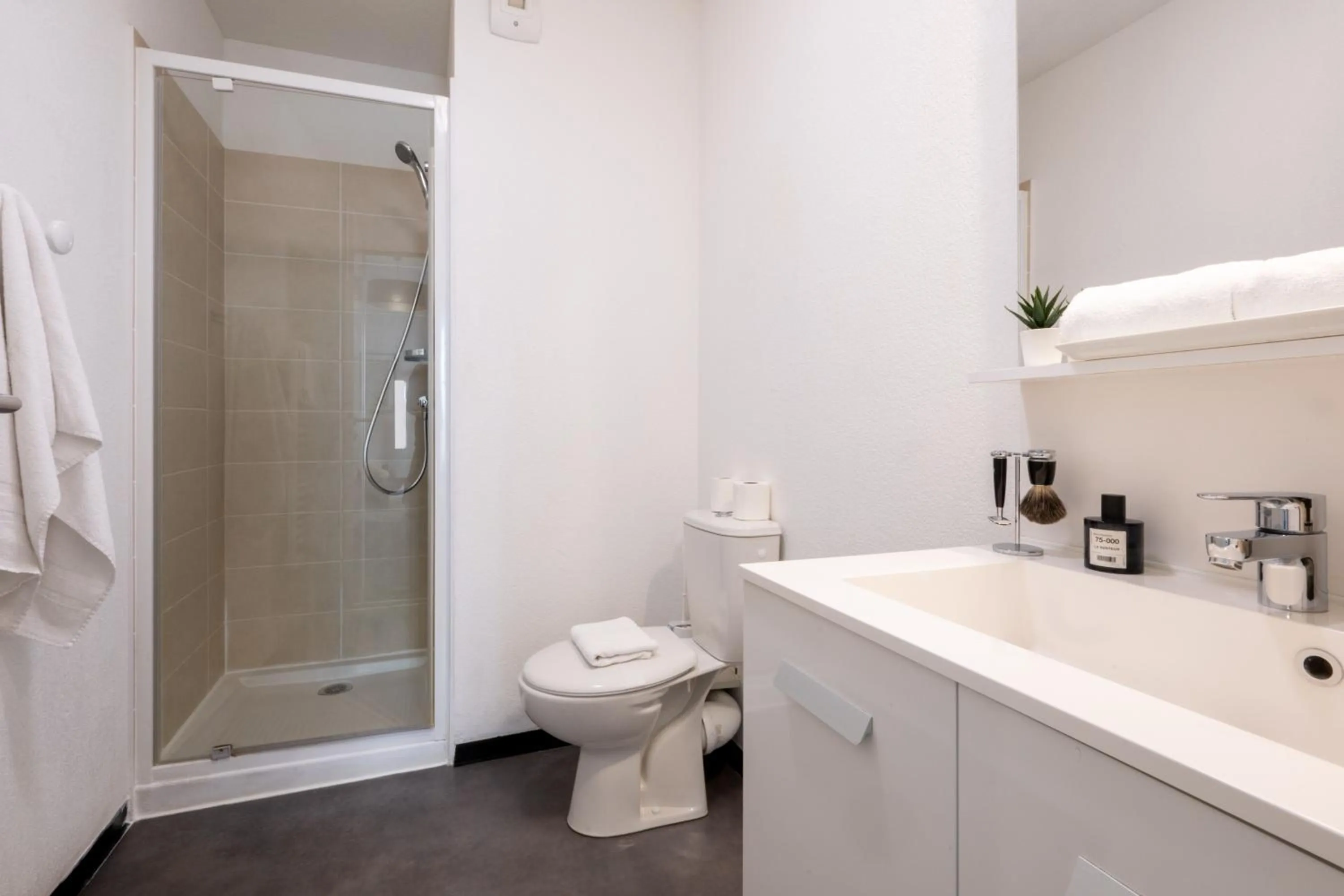 Bathroom in Nemea Appart Hotel Stadium Bordeaux aéroport