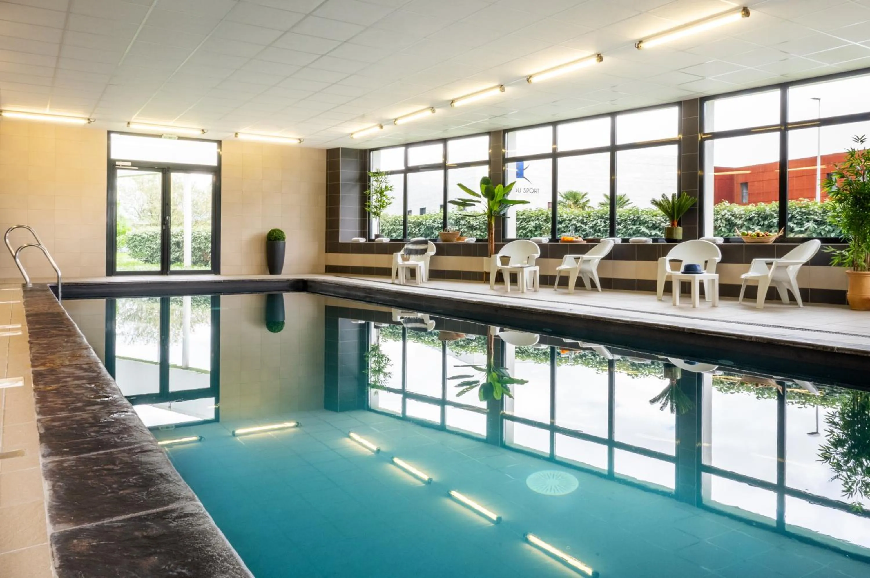 Swimming pool in Nemea Appart Hotel Stadium Bordeaux aéroport