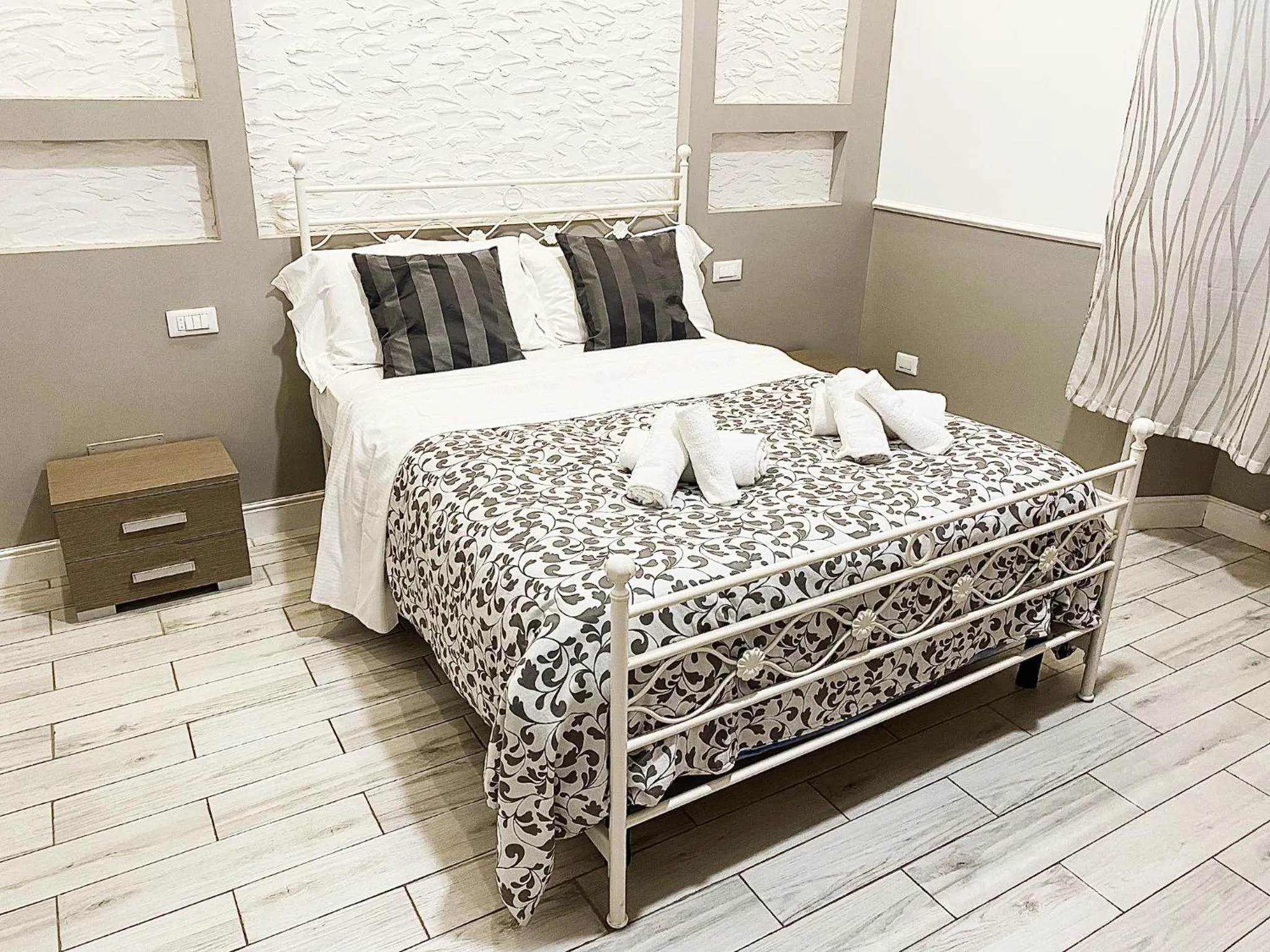 Bedroom, Bed in Legends