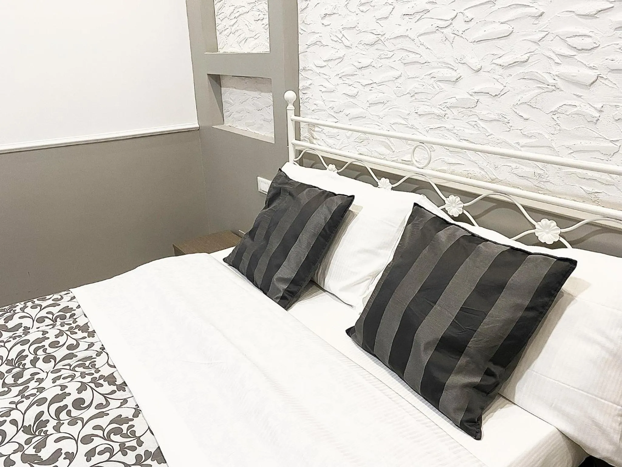 Bedroom, Bed in Legends