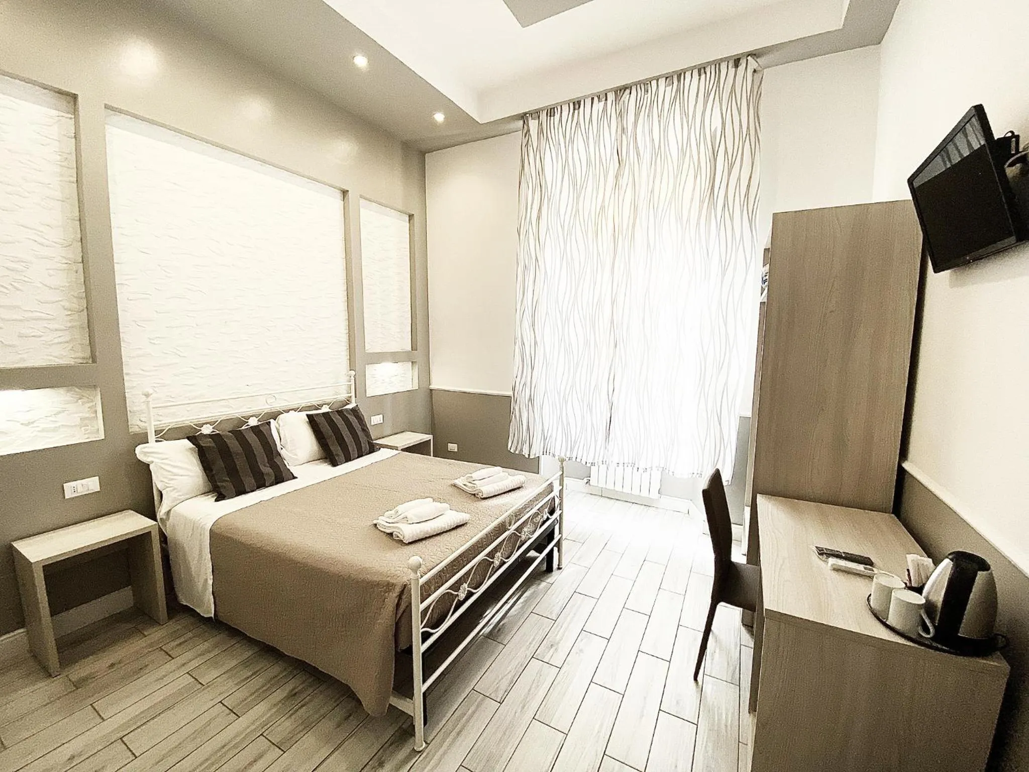 Photo of the whole room, Bed in Legends