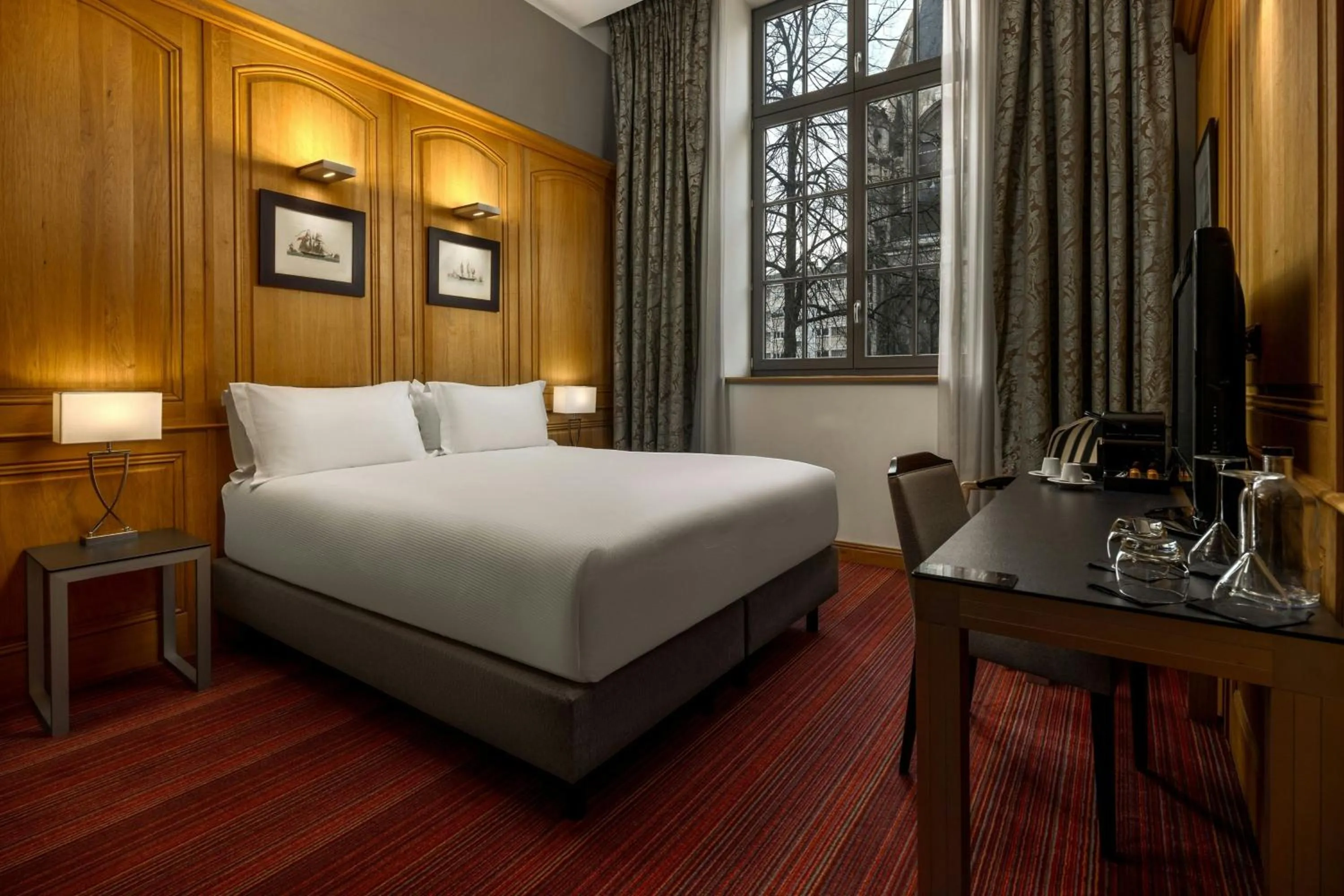 Photo of the whole room, Bed in Hôtel de Bourgtheroulde, Autograph Collection