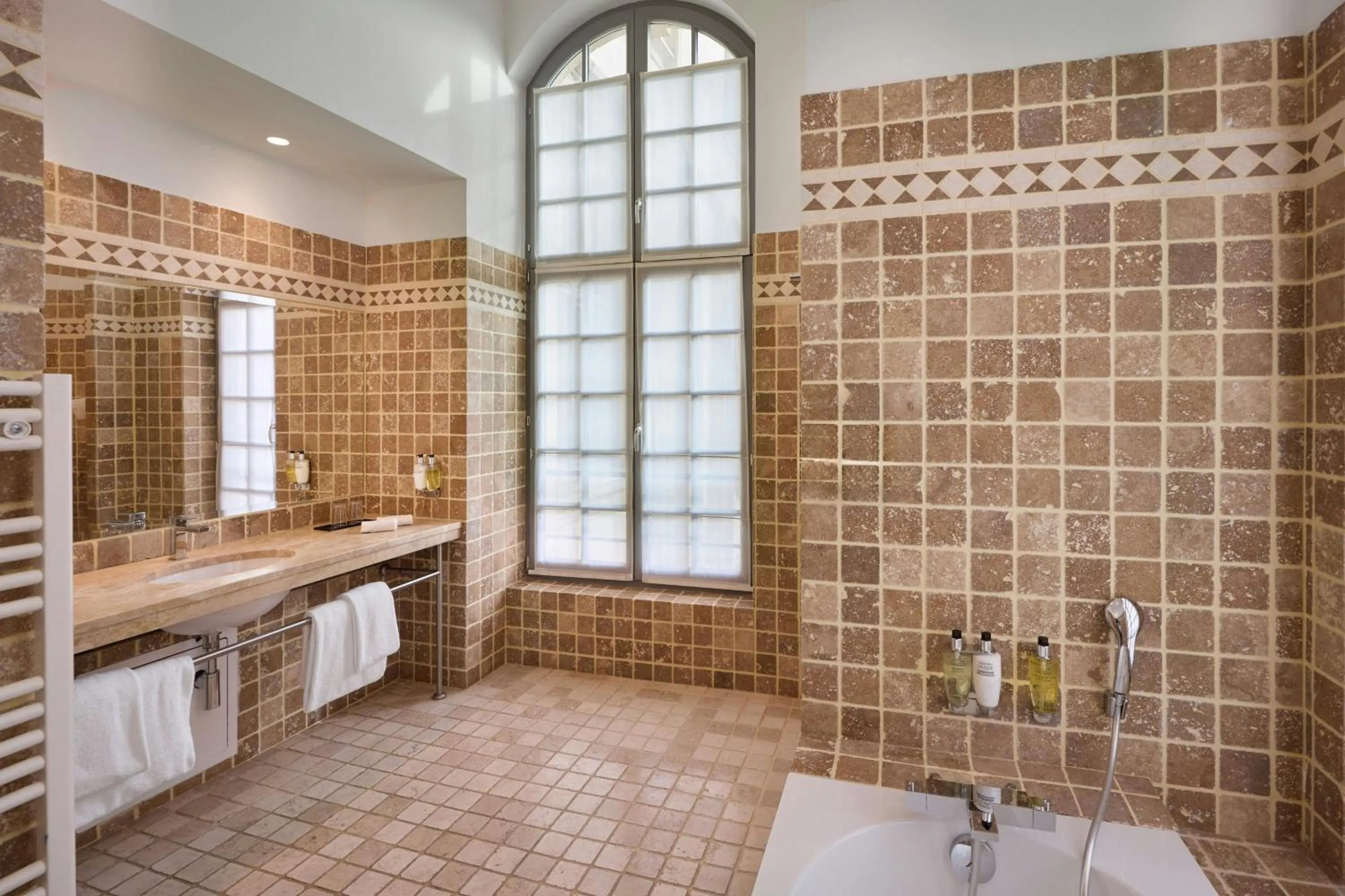 Bathroom in Hôtel de Bourgtheroulde, Autograph Collection