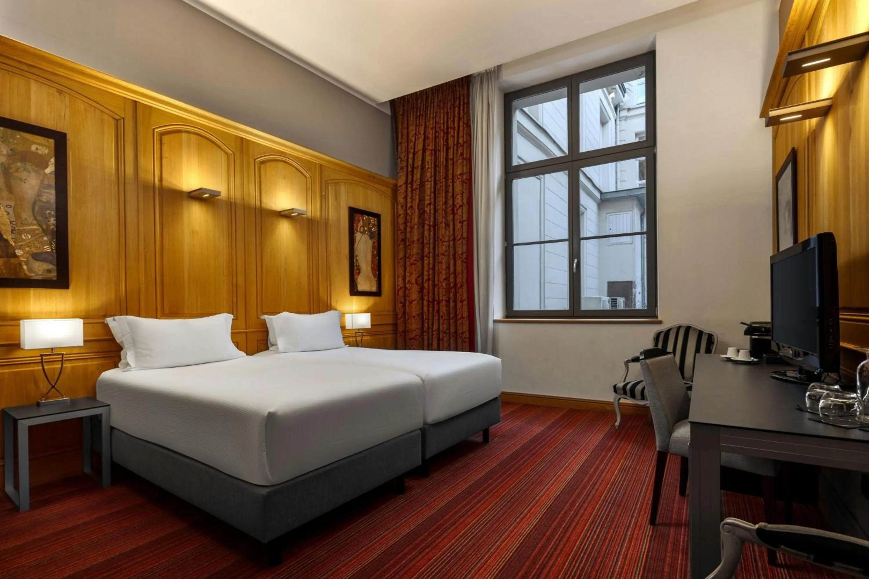 Photo of the whole room, Bed in Hôtel de Bourgtheroulde, Autograph Collection