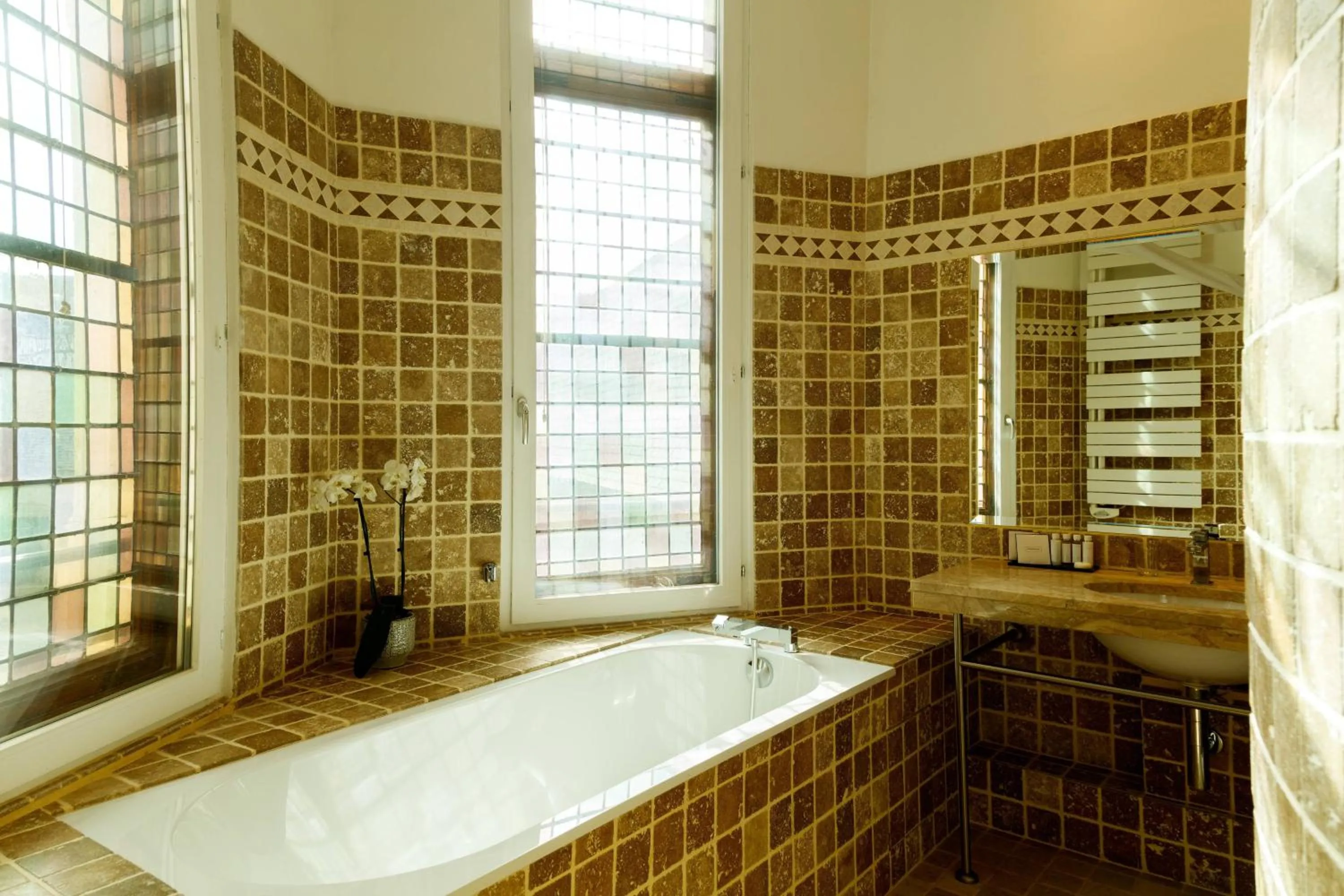 Bathroom in Hôtel de Bourgtheroulde, Autograph Collection